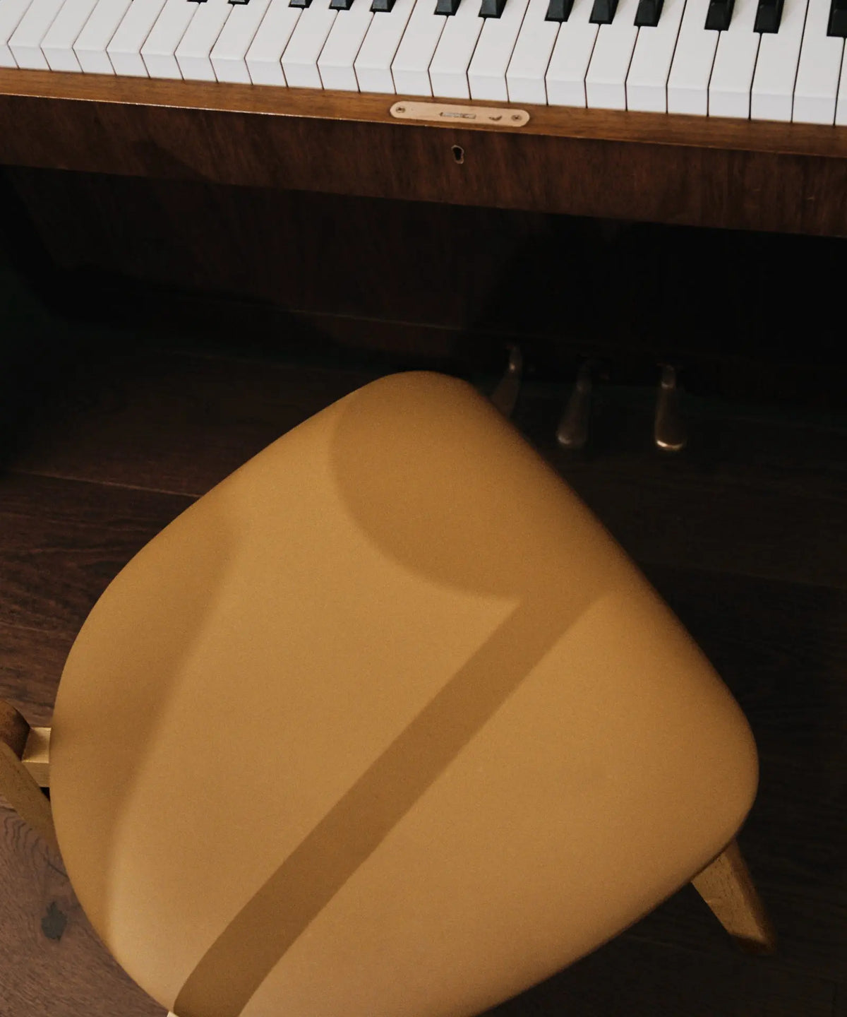 56739305914754 Silla de Comedor de Madera Maciza y Tapizada Aria Sillas de Madera Northdeco