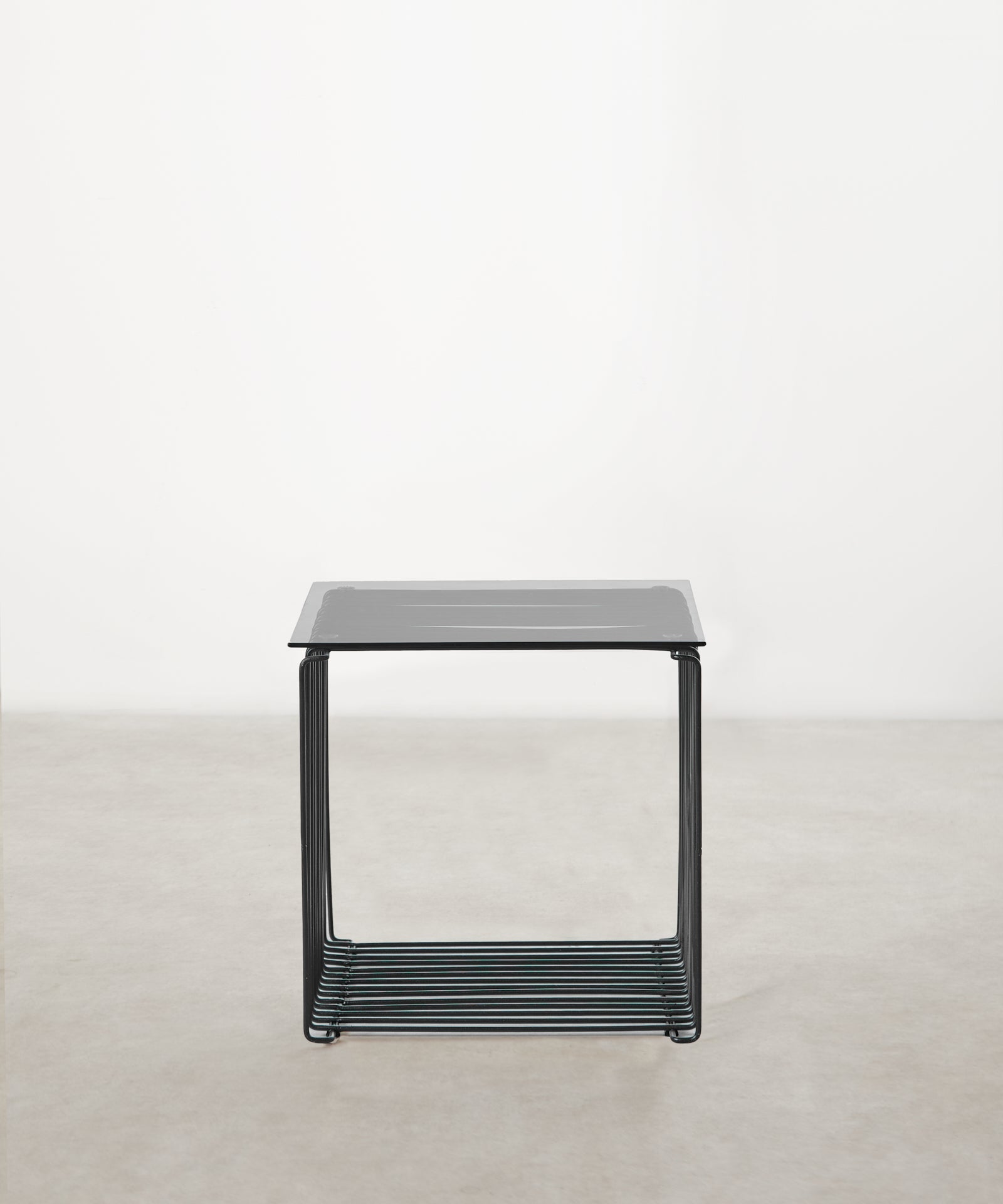 55139053699458 Mesa auxiliar de metal y cristal Lyn Mesas Auxiliares Northdeco