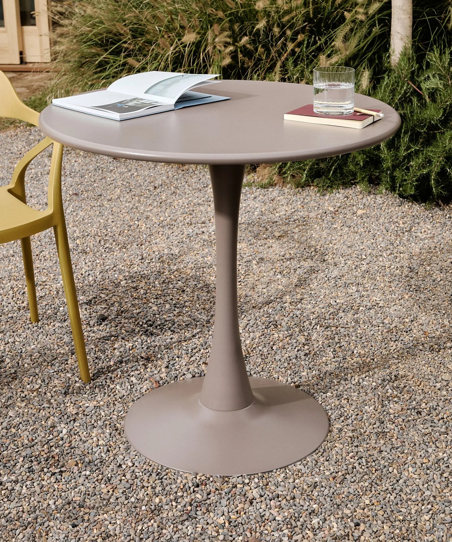 55274345726338 Mesa redonda de metal y fibra de vidrio Tulia (80 cm) Mesas Northdeco