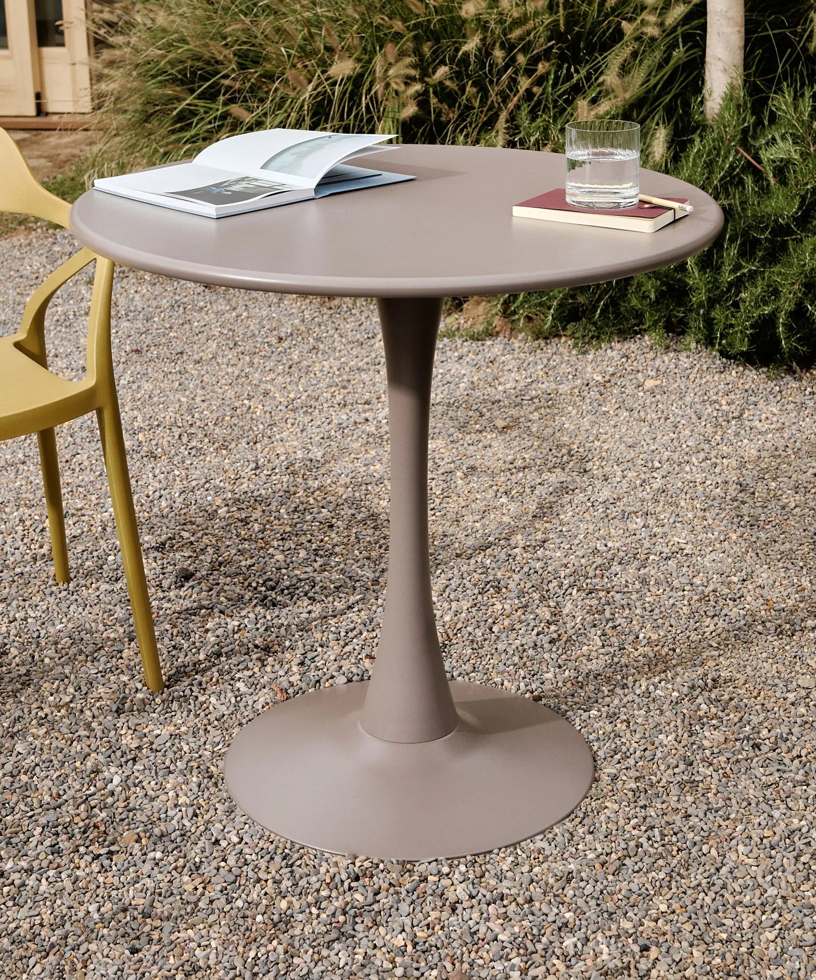 55274345726338 Mesa redonda de metal y fibra de vidrio Tulia (80 cm) Mesas Northdeco