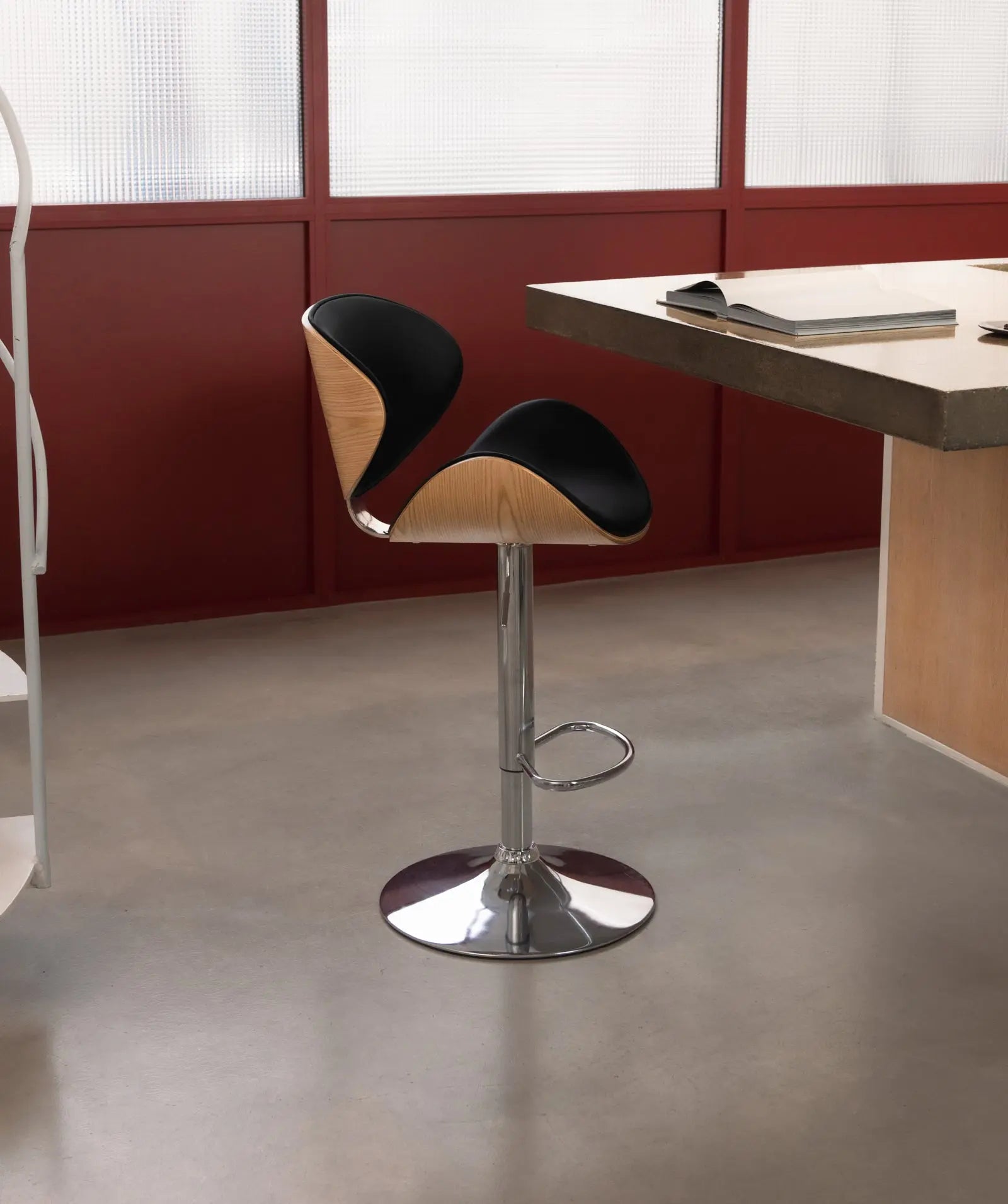 42036831092915 Taburete de Madera y Polipiel Regulable Shelley Taburetes Northdeco