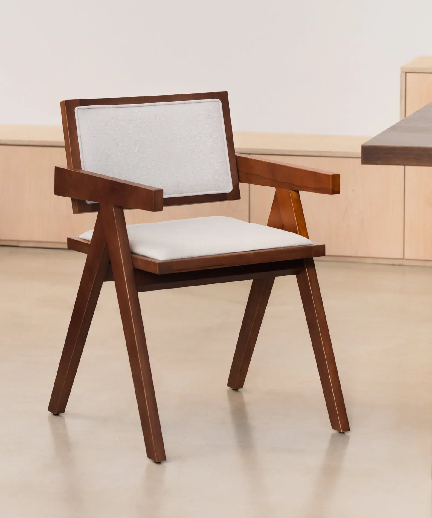 47041514996049 Silla de Comedor en Madera y Tapizada con Reposabrazos Matilde Sillas de Madera Northdeco