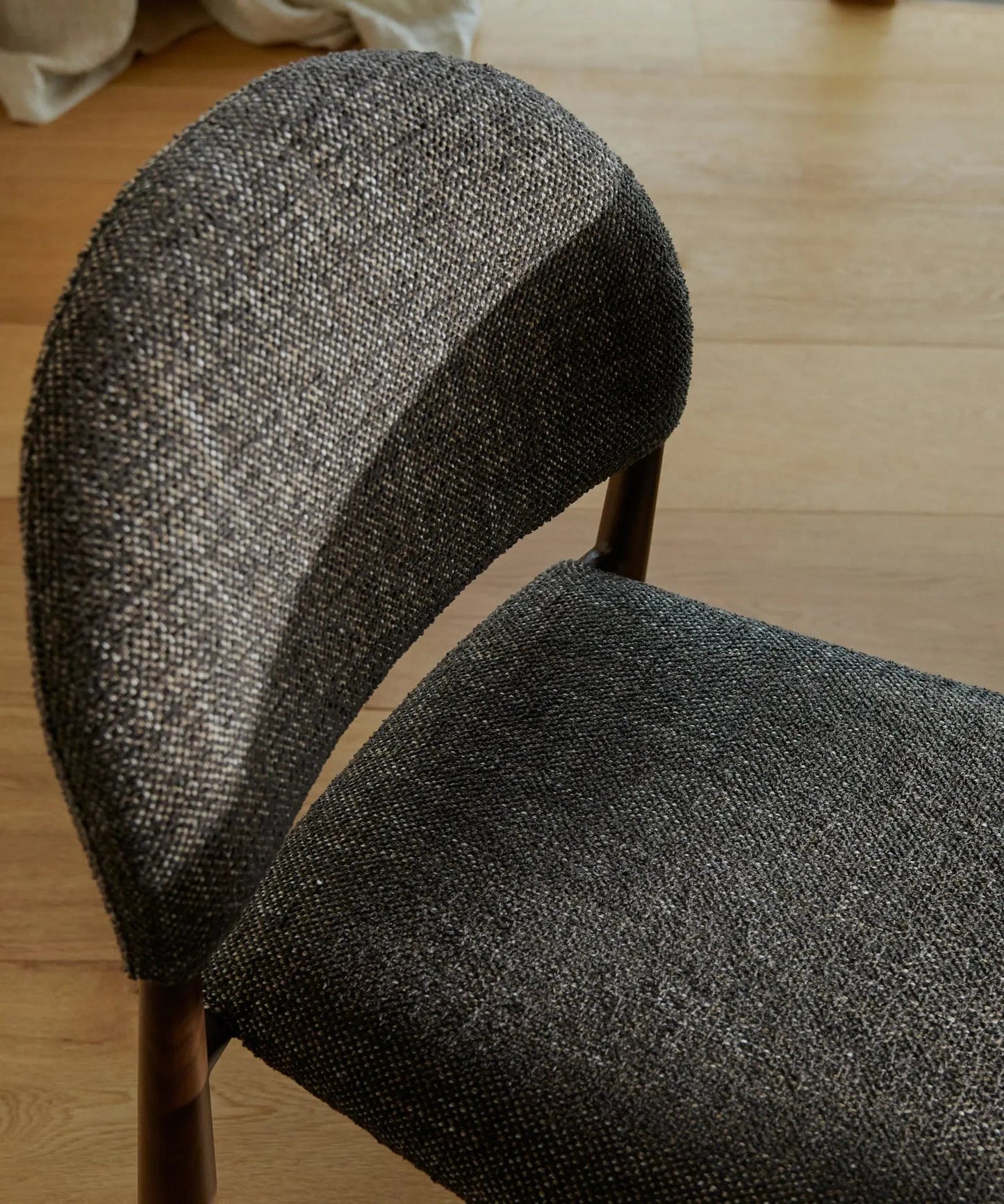 55651928539522 Silla de Comedor en Madera Tapizada Dafne Sillas tapizadas Northdeco