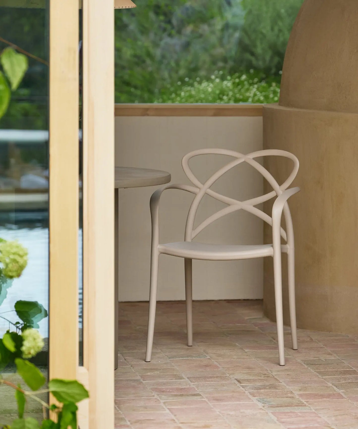 47681817608529 Silla de Polipropileno con Reposabrazos Maestro Arms Sillas de Plástico Northdeco