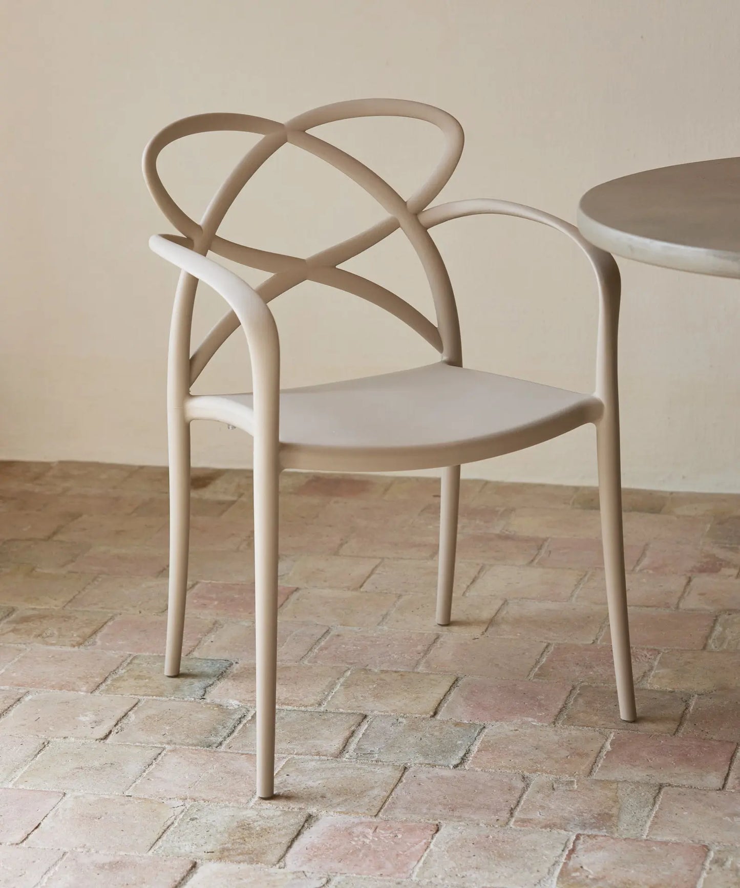 47681817608529 Silla de Polipropileno con Reposabrazos Maestro Arms Sillas de Plástico Northdeco