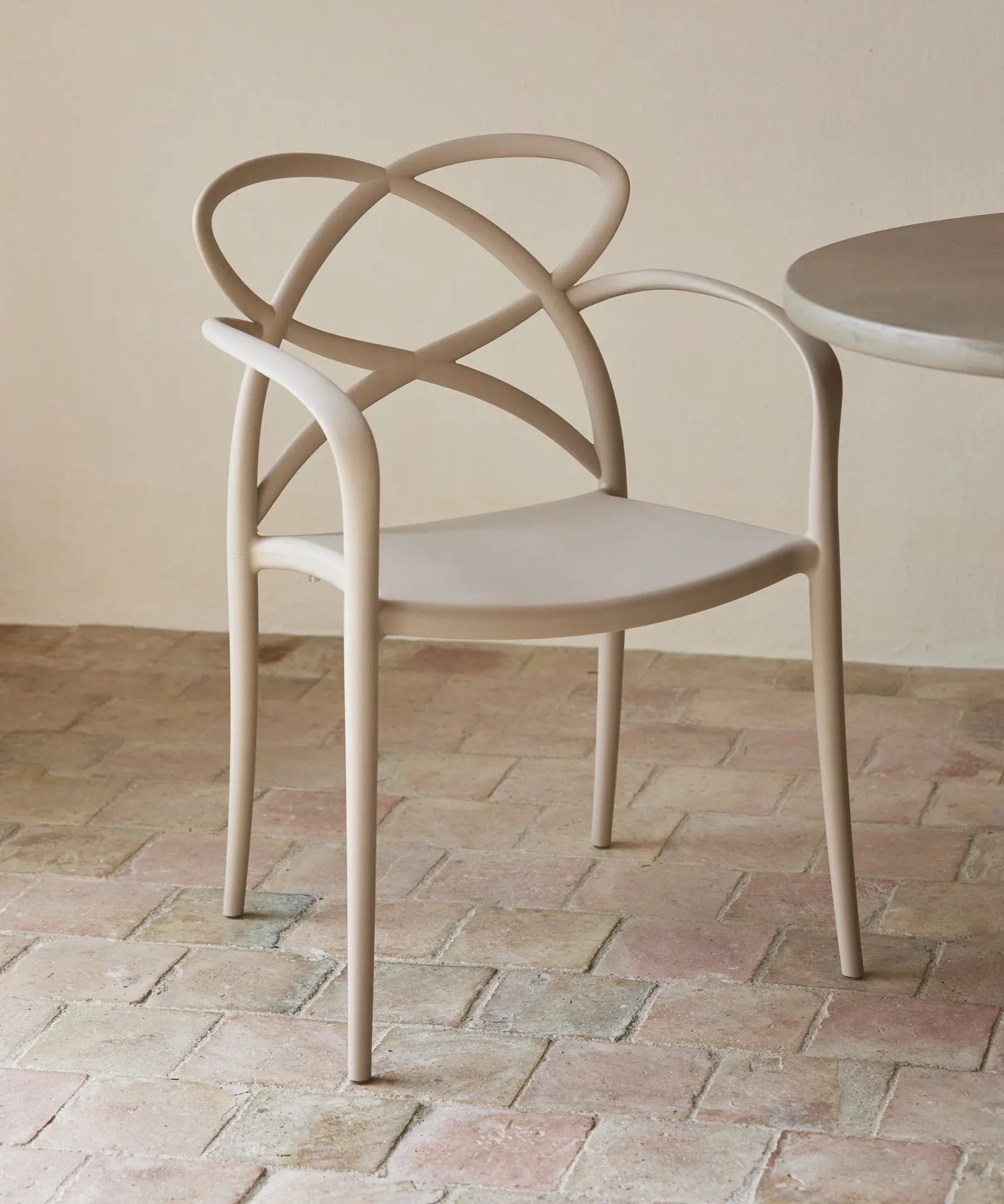 47681817608529 Silla de Polipropileno con Reposabrazos Maestro Arms Sillas de Plástico Northdeco