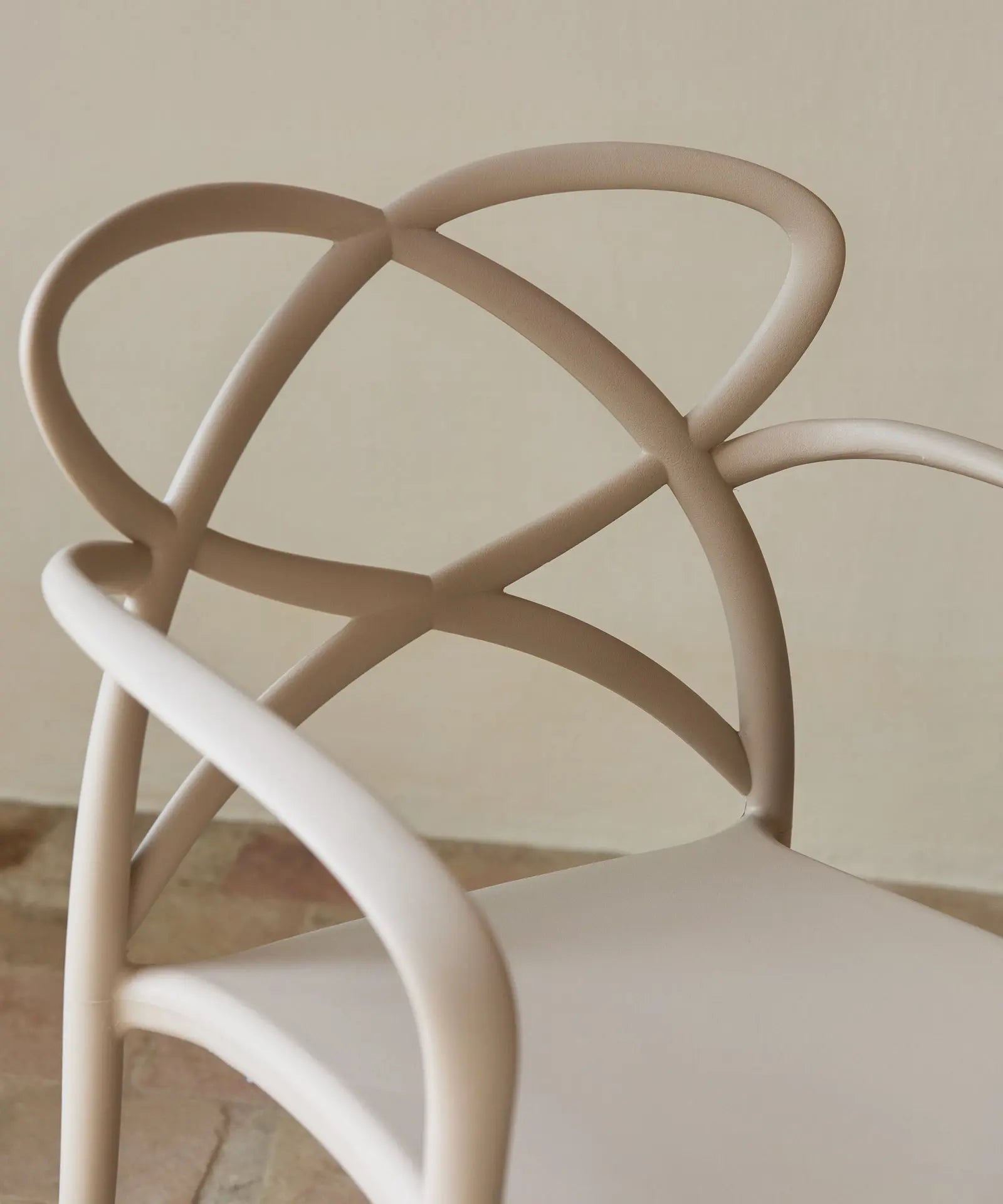 47681817608529 Silla de Polipropileno con Reposabrazos Maestro Arms Sillas de Plástico Northdeco