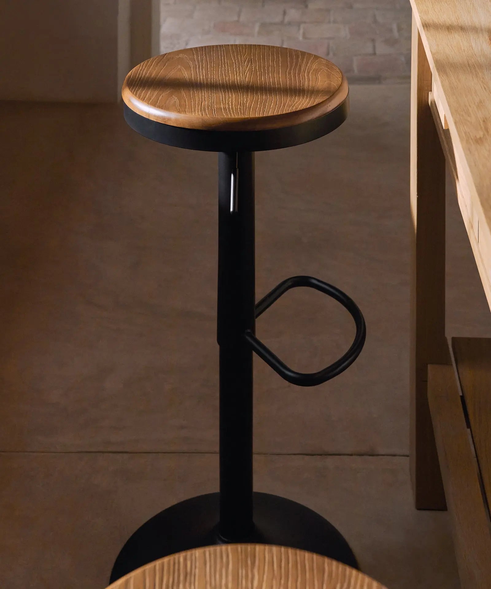 55531152179586 Taburete Alto Regulable en Acero y Madera Oslo Taburetes Northdeco