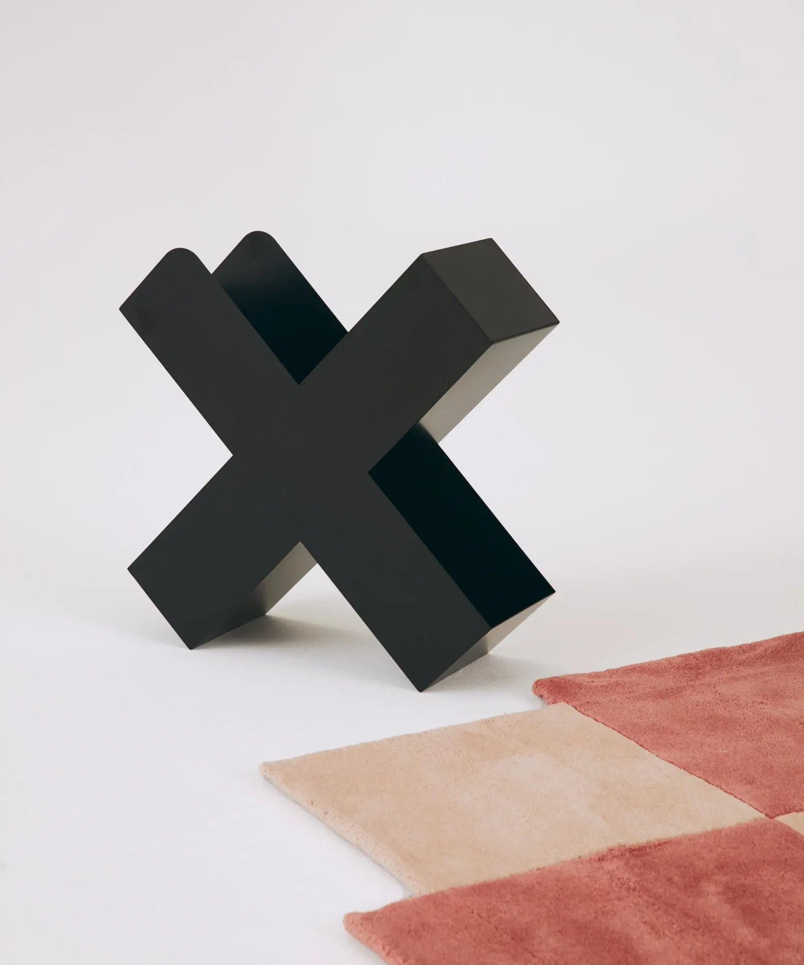 49808736846161 Revistero de metal con forma de cruz Croix Mesas Auxiliares Northdeco