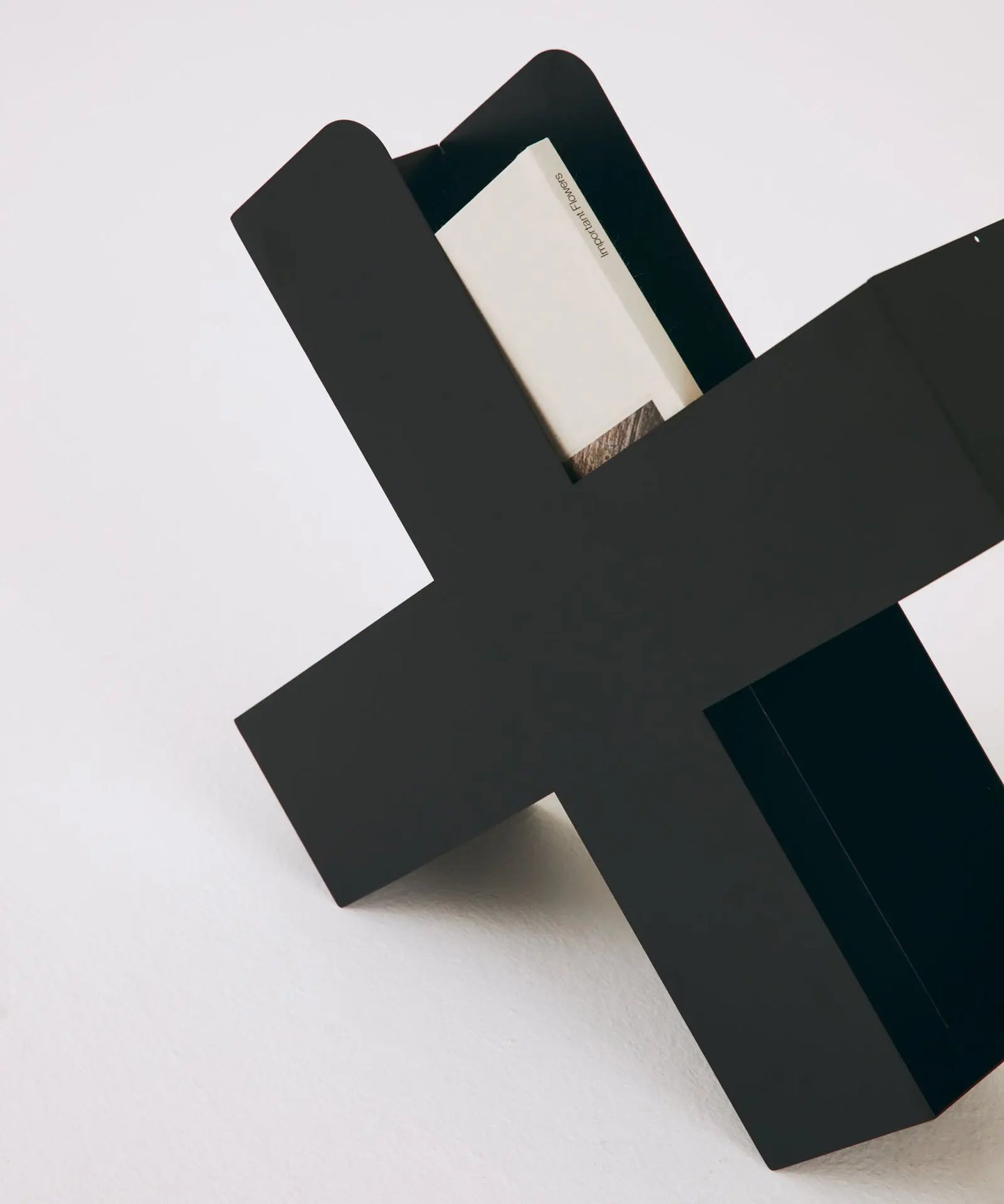 49808736846161 Revistero de metal con forma de cruz Croix Mesas Auxiliares Northdeco