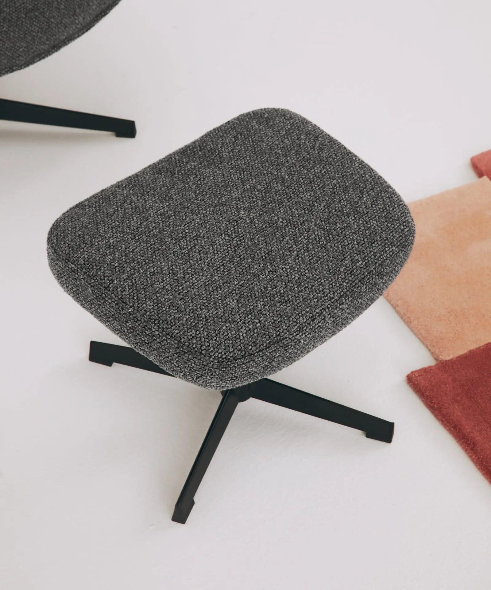 55301845123458 Sillón tapizado en tela bouclé con Ottoman Elsa Sillones tapizados Northdeco