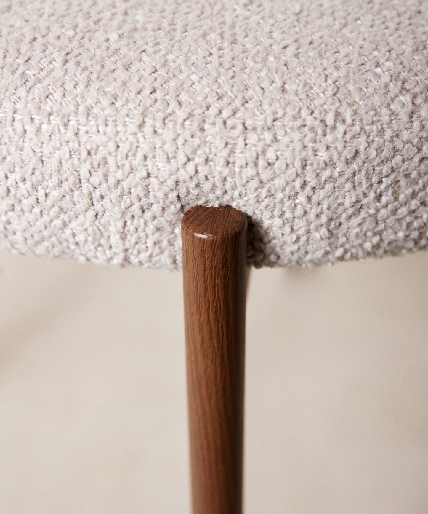 55629169885570 Silla de Comedor en Tela y Metal Alexia - EDICIÓN MADERA Sillas tapizadas Northdeco