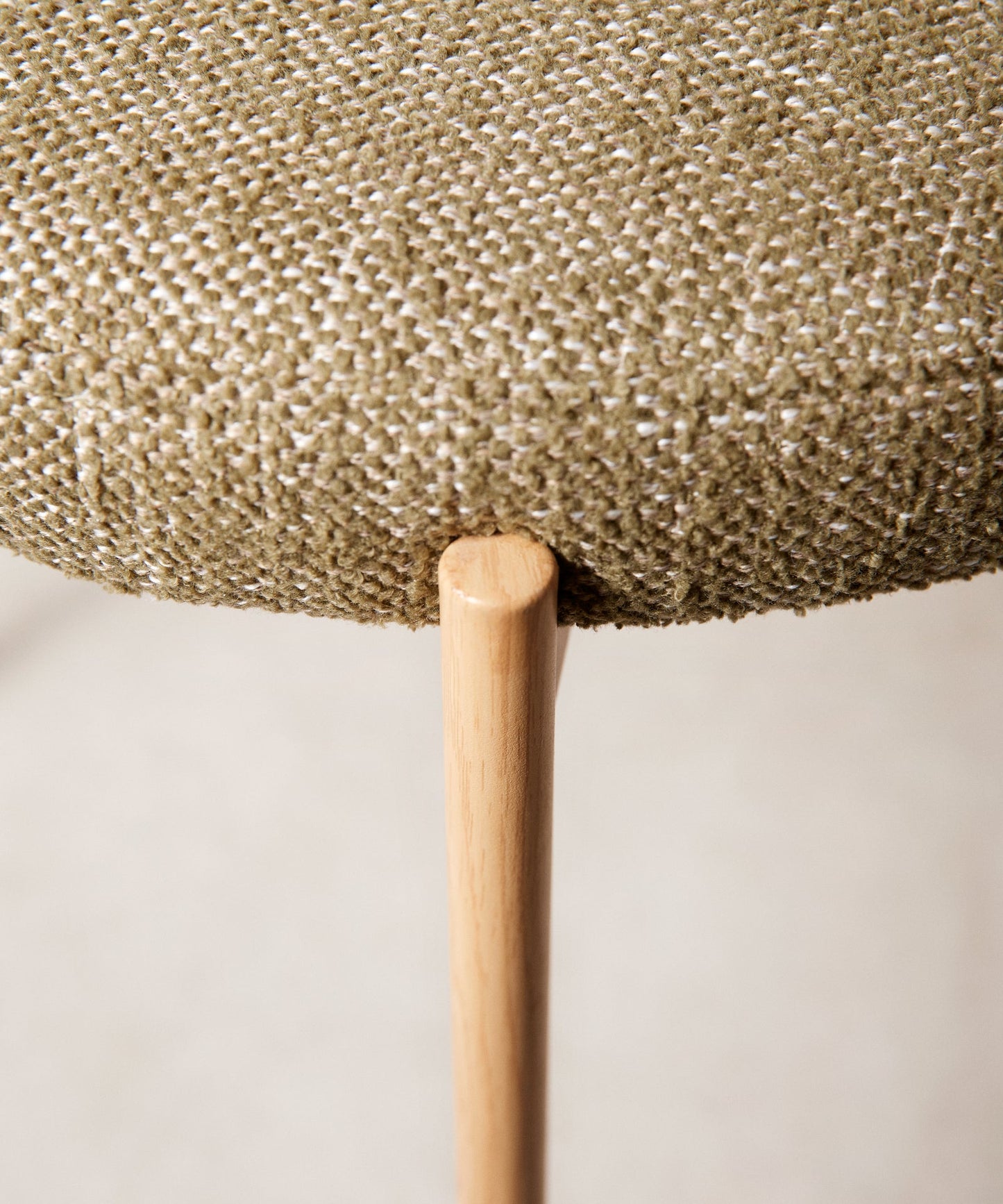 55629190267266 Silla de Comedor en Tela y Metal Alexia - EDICIÓN MADERA Sillas tapizadas Northdeco