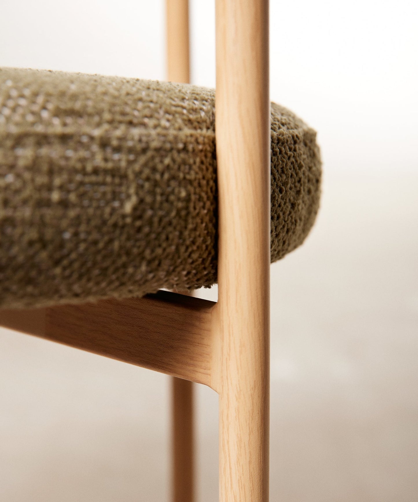 55629190267266 Silla de Comedor en Tela y Metal Alexia - EDICIÓN MADERA Sillas tapizadas Northdeco