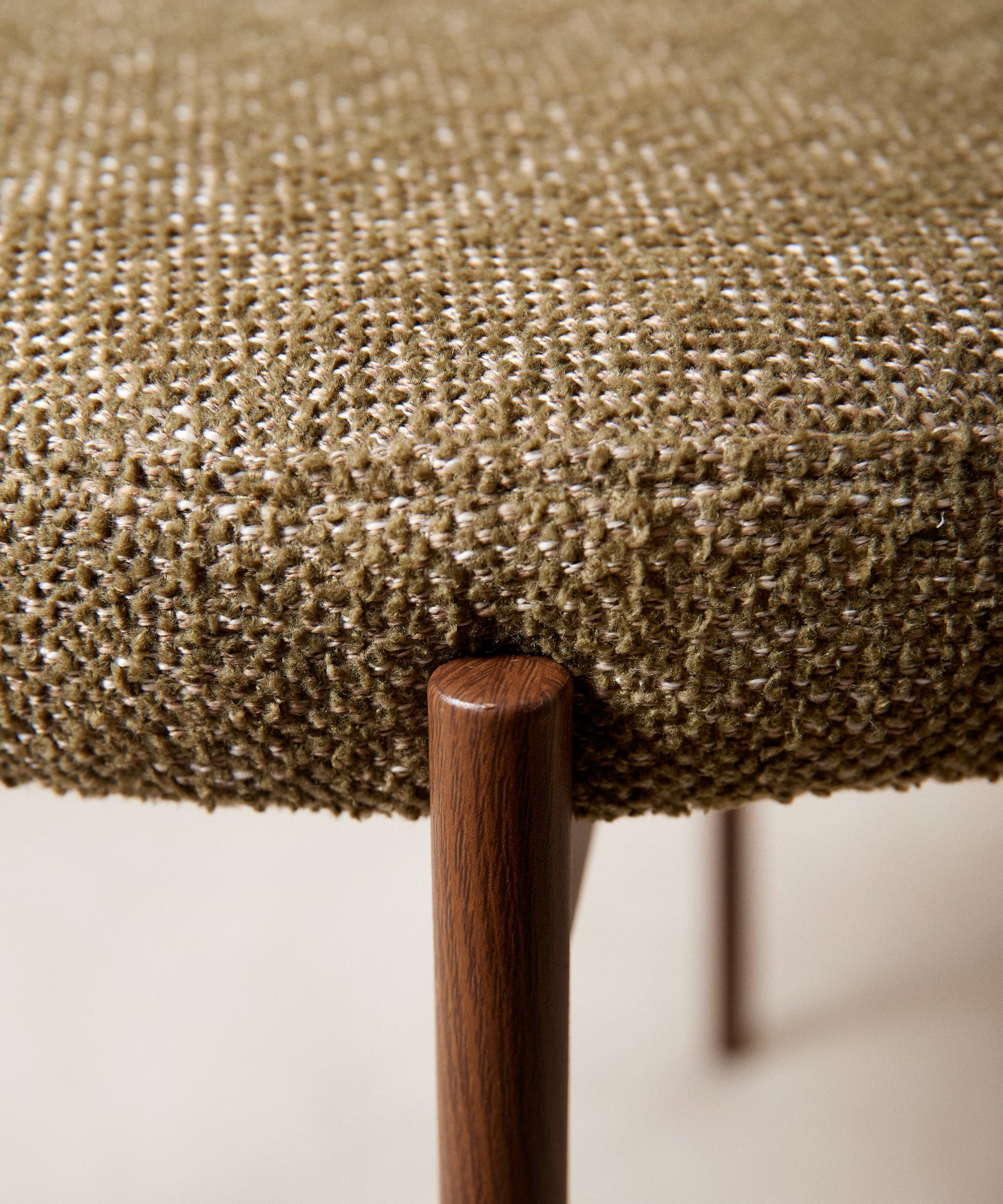 55629190201730 Silla de Comedor en Tela y Metal Alexia - EDICIÓN MADERA Sillas tapizadas Northdeco