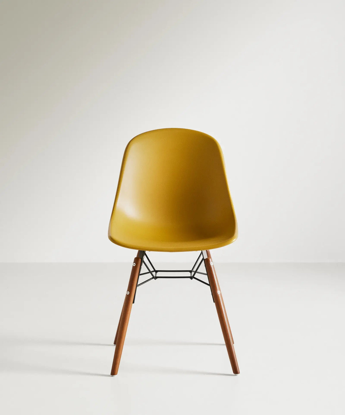42033017192627 Silla de Polipropileno y Madera Elon Sillas de Plástico Northdeco