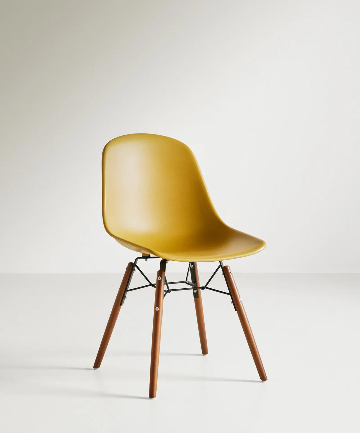 42033017192627 Silla de Polipropileno y Madera Elon Sillas de Plástico Northdeco