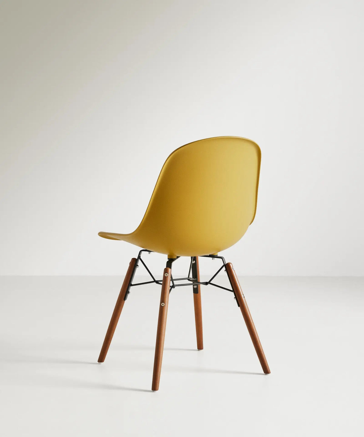 42033017192627 Silla de Polipropileno y Madera Elon Sillas de Plástico Northdeco