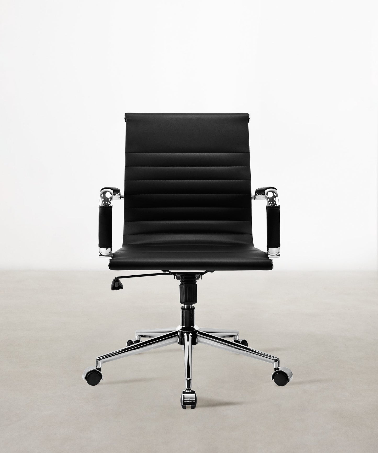 55959093084546 Silla de Oficina en Piel Italiana Low Back Larsen Sillas de Oficina Northdeco