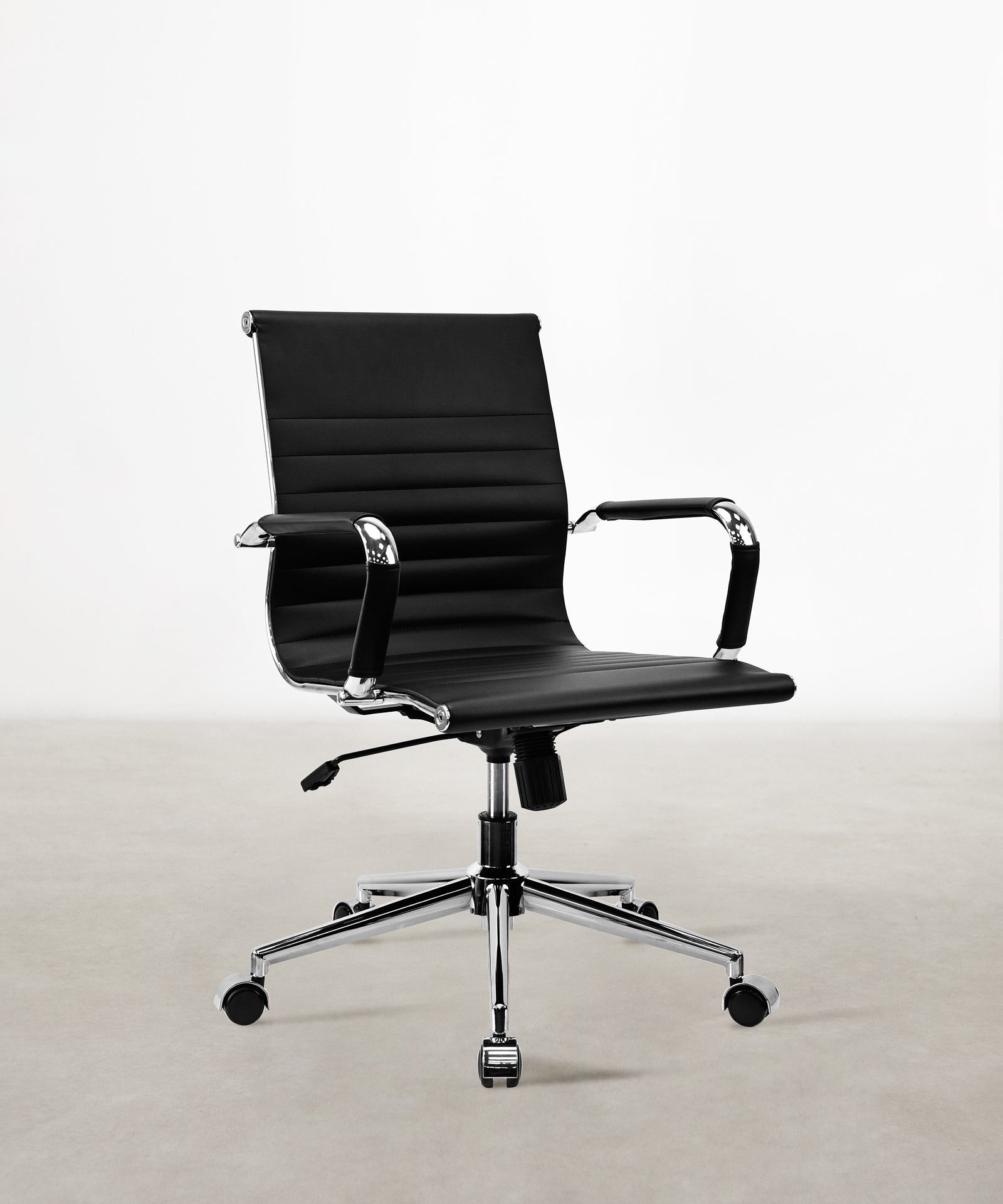 Silla de Oficina en Piel Italiana Low Back Larsen Sillas de Oficina Northdeco Negro