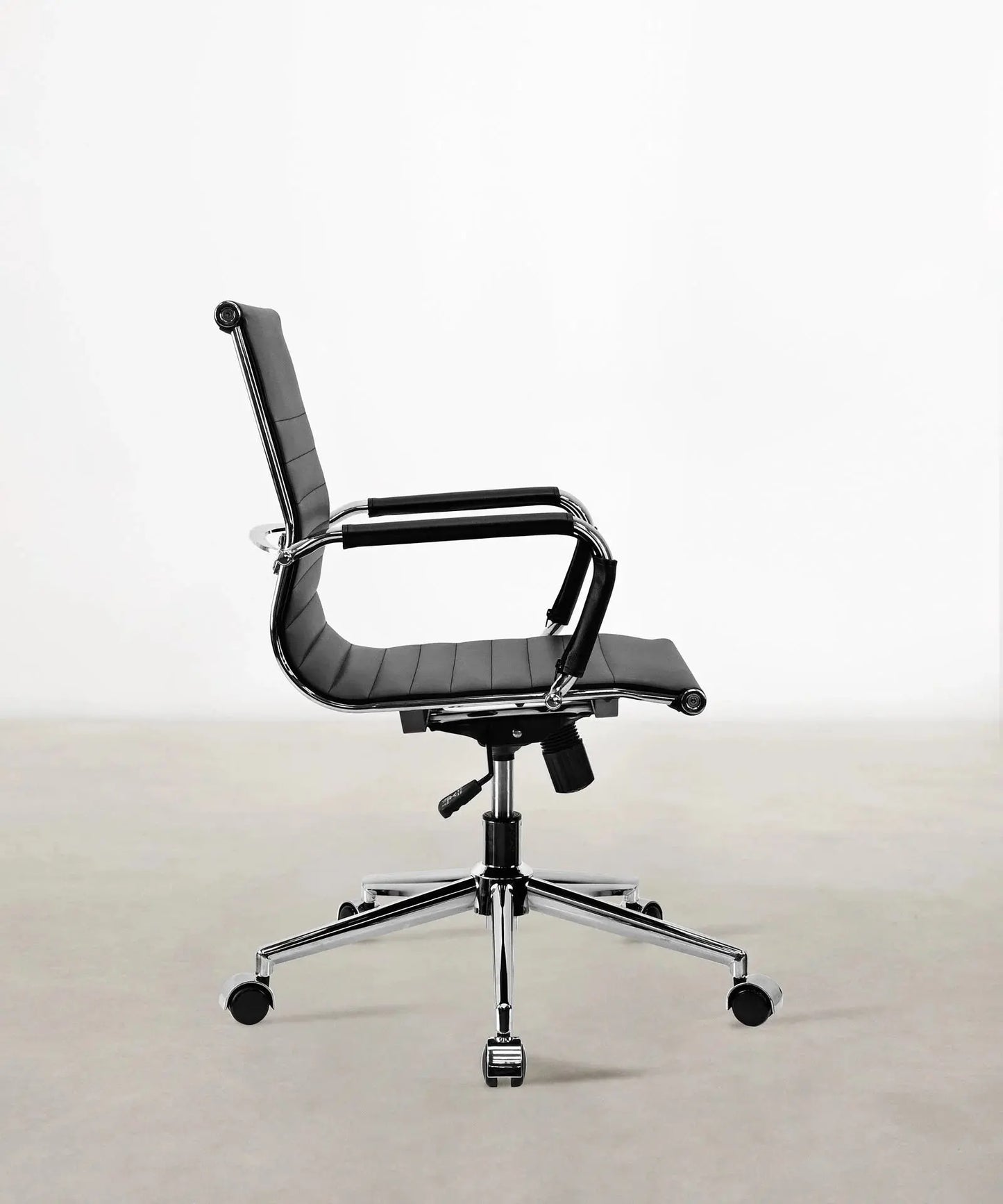 42310430228659 Silla de Oficina en Polipiel Low Back Larsen Sillas de Oficina Northdeco