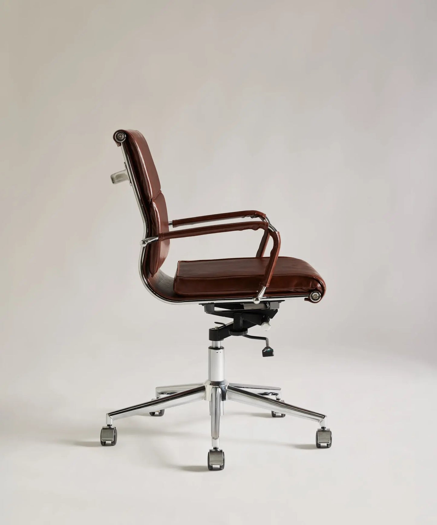 56078975402370 Silla de Oficina en Piel Kane Low Base Sillas de Oficina Northdeco