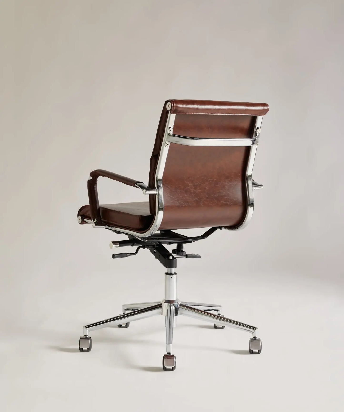 56078975402370 Silla de Oficina en Piel Kane Low Base Sillas de Oficina Northdeco