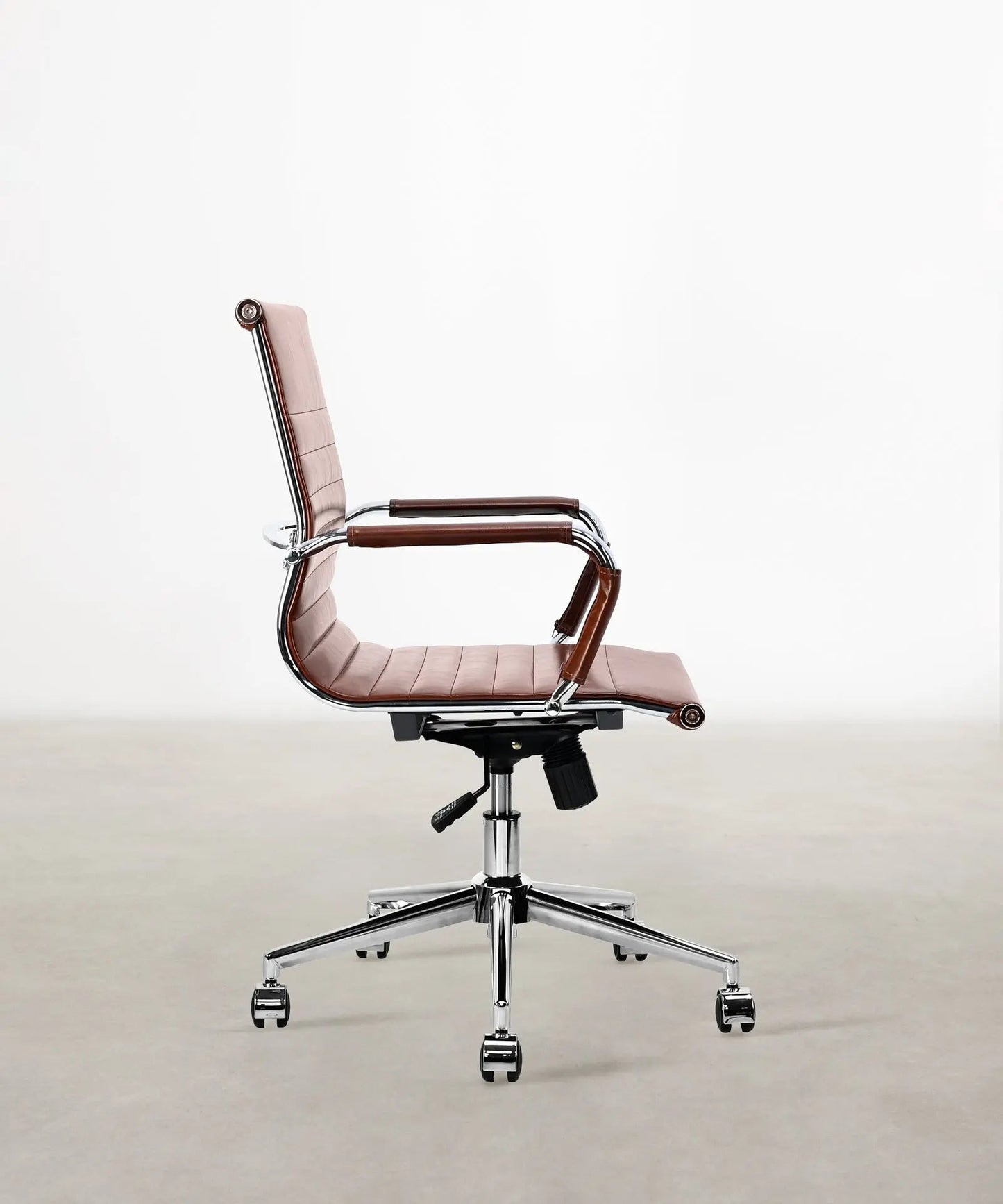 55959093117314 Silla de Oficina en Piel Italiana Low Back Larsen Sillas de Oficina Northdeco