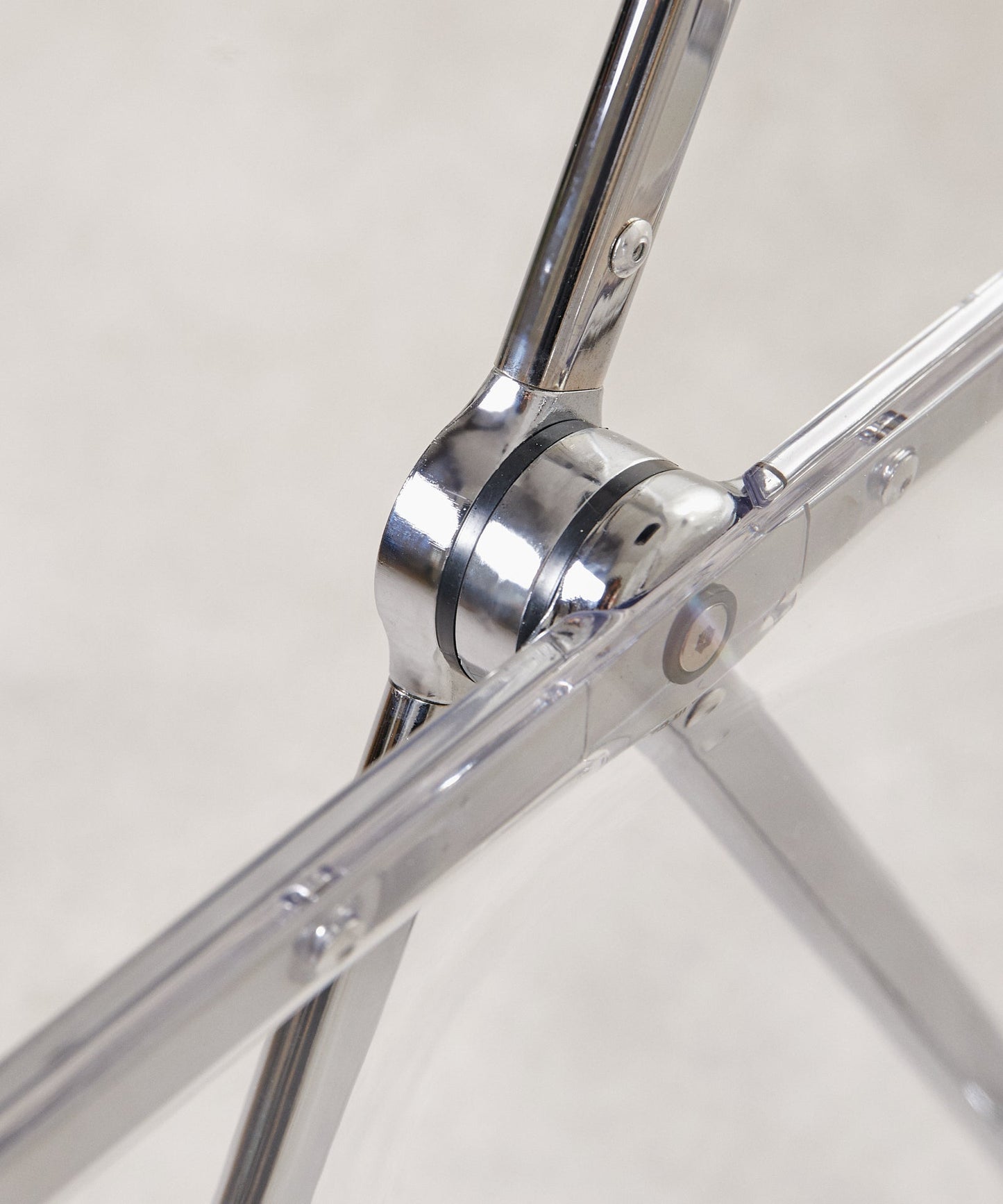 55414232056194 Silla plegable en hierro Enid Sillas de Plástico Northdeco