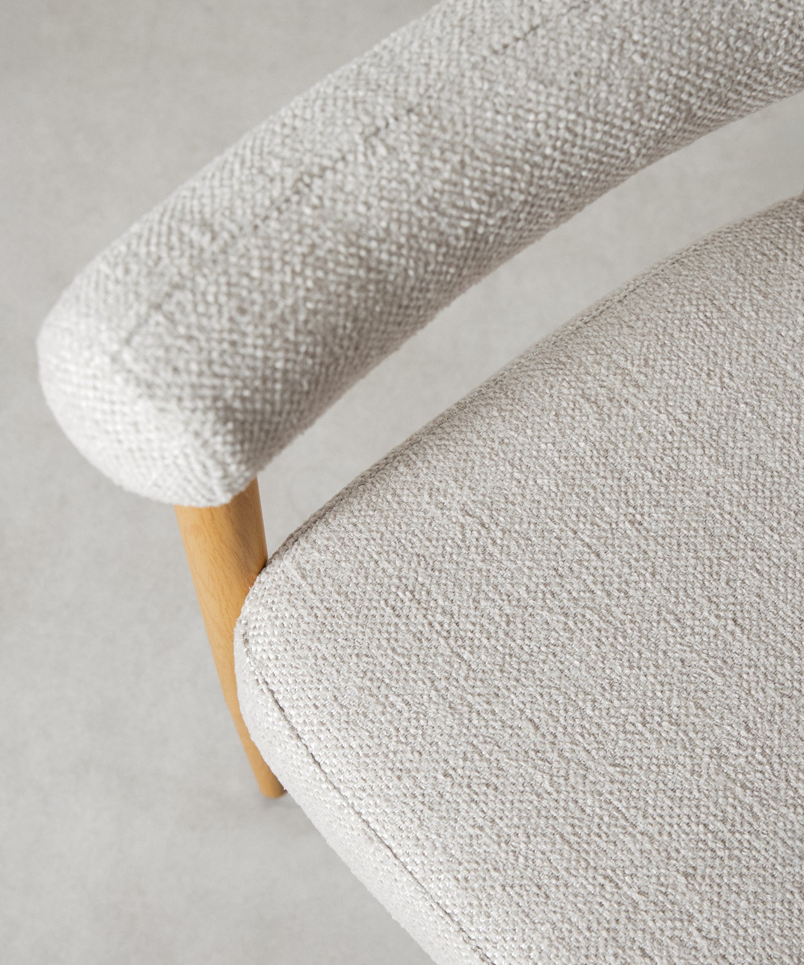 55954482790786 Silla de Comedor en Madera Tapizada Serena Sillas tapizadas Northdeco