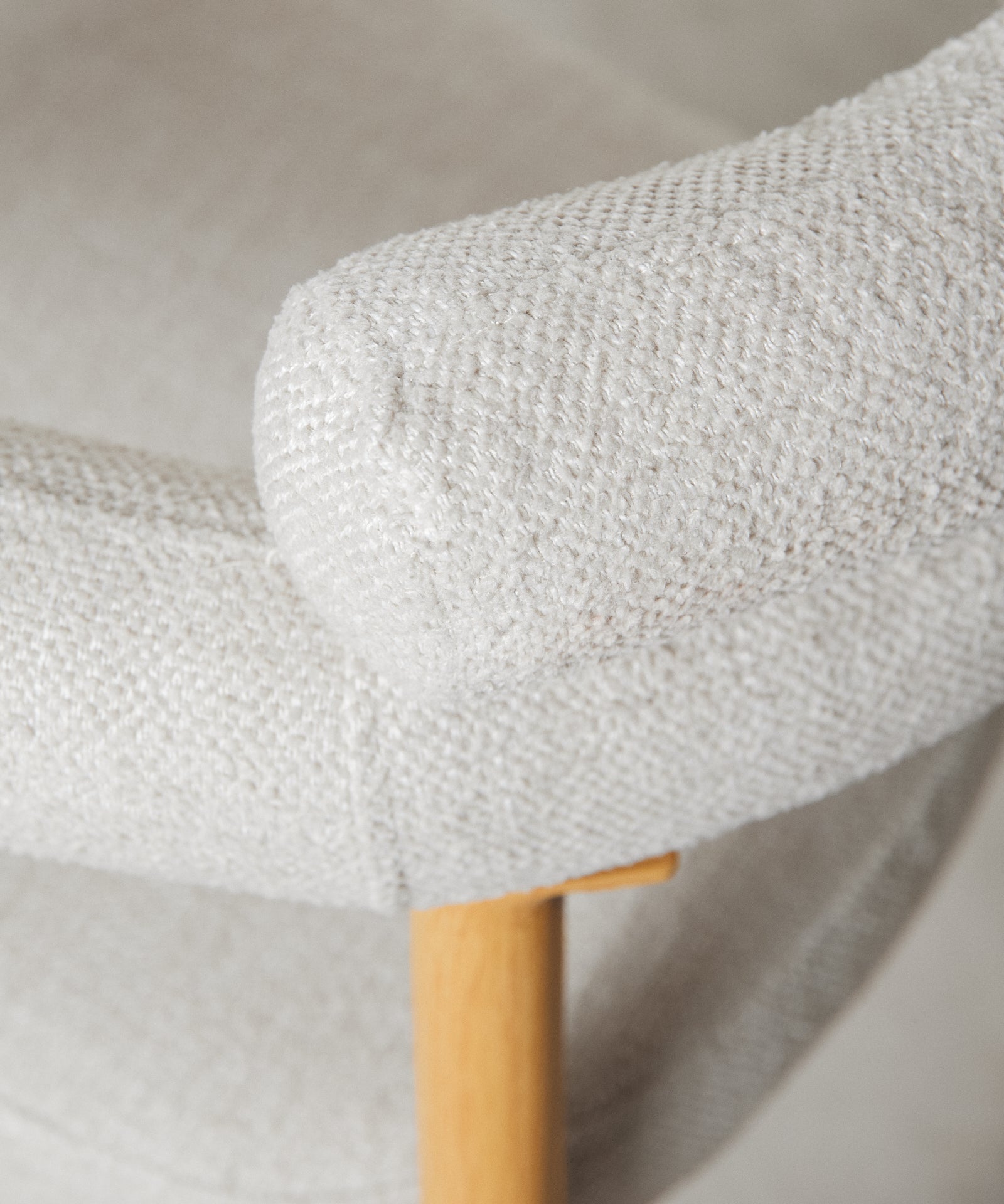 55954482790786 Silla de Comedor en Madera Tapizada Serena Sillas tapizadas Northdeco