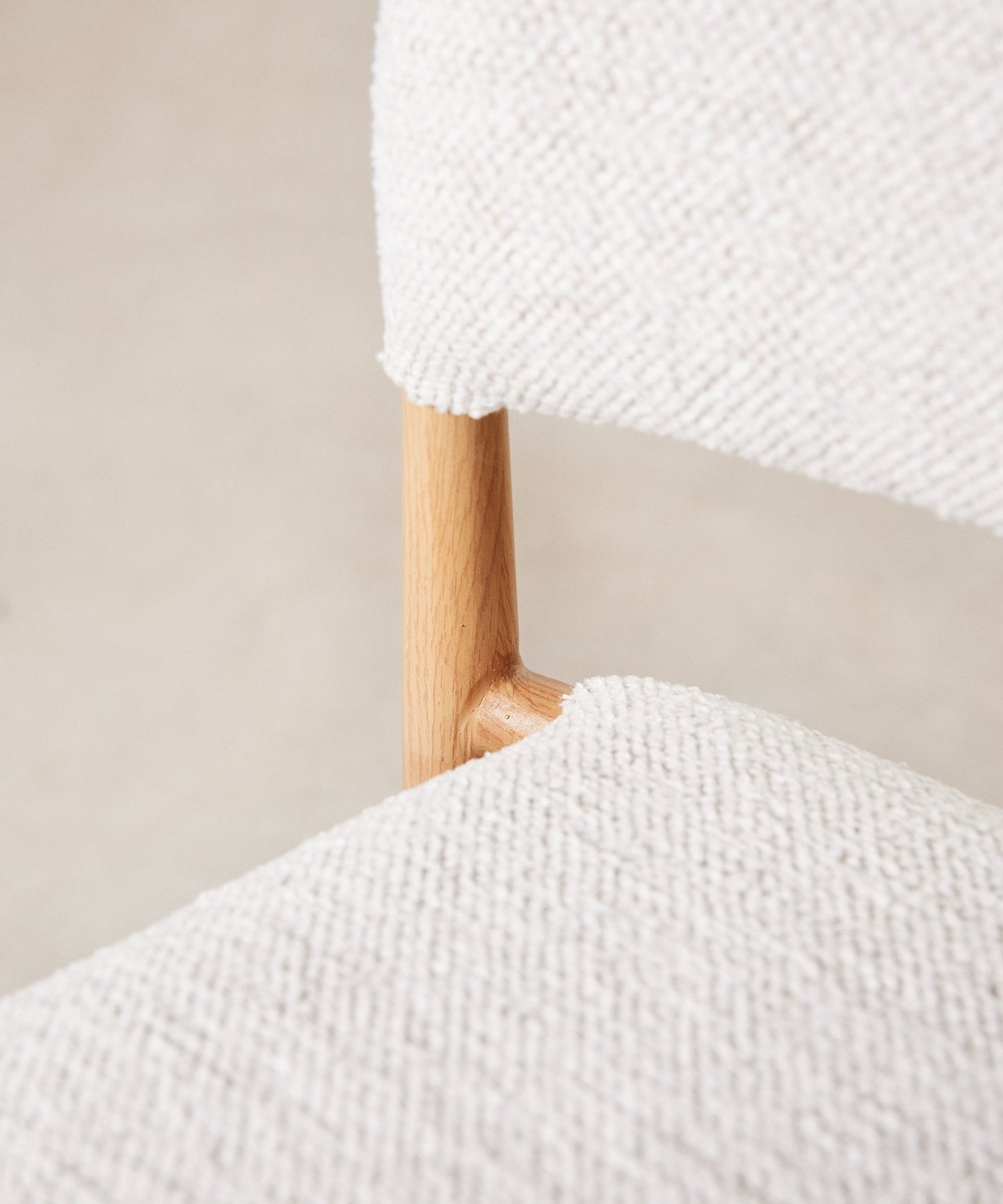 55651928506754 Silla de Comedor en Madera Tapizada Dafne Sillas tapizadas Northdeco