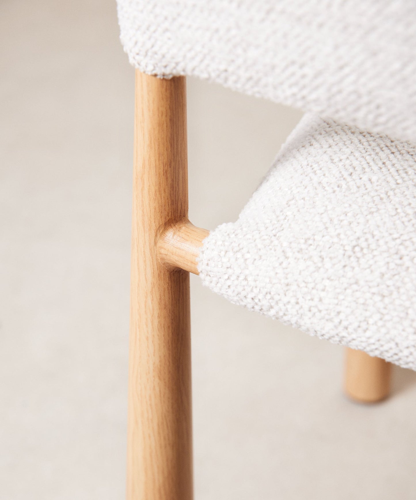 55651928506754 Silla de Comedor en Madera Tapizada Dafne Sillas tapizadas Northdeco