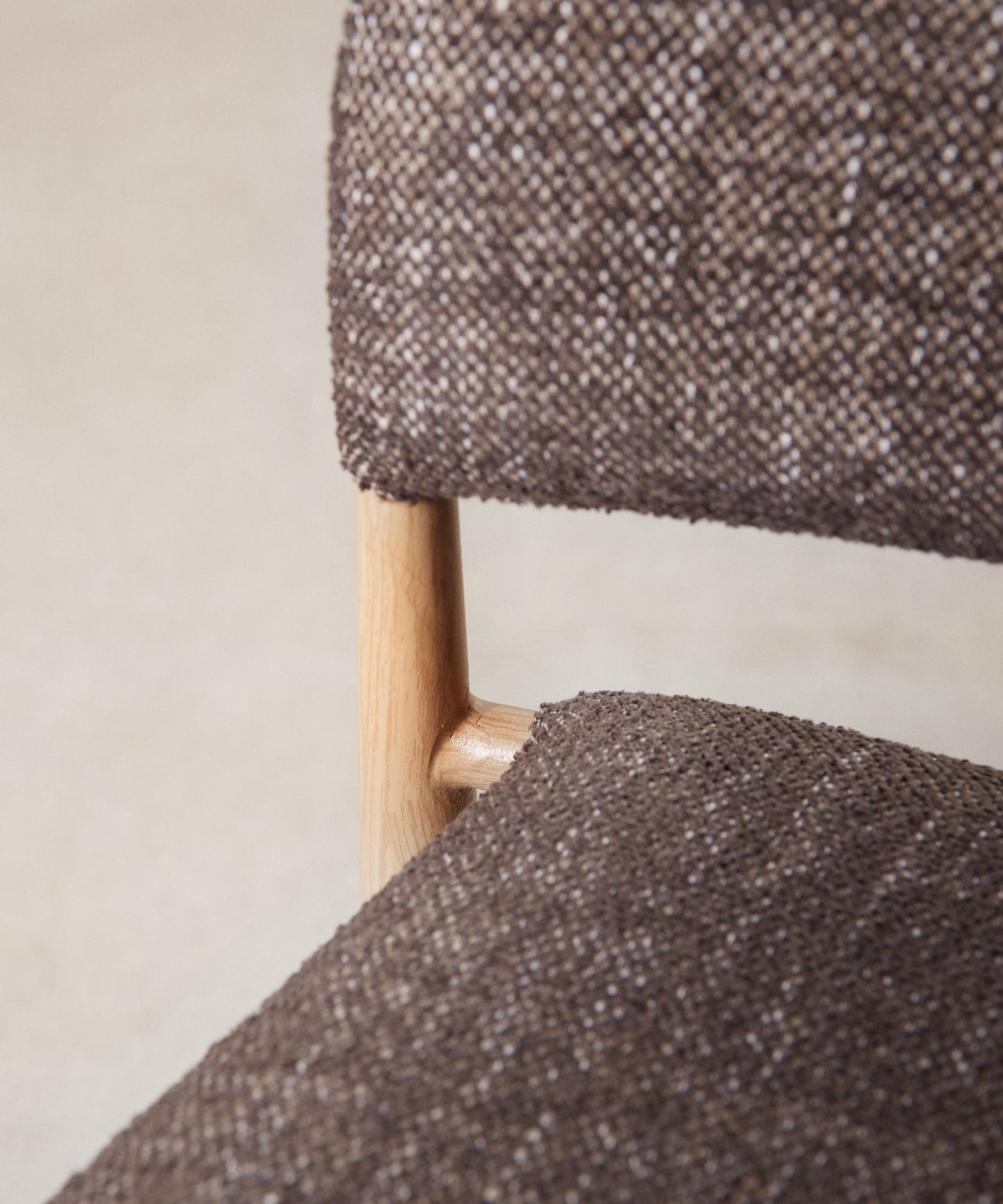 55651928572290 Silla de Comedor en Madera Tapizada Dafne Sillas tapizadas Northdeco