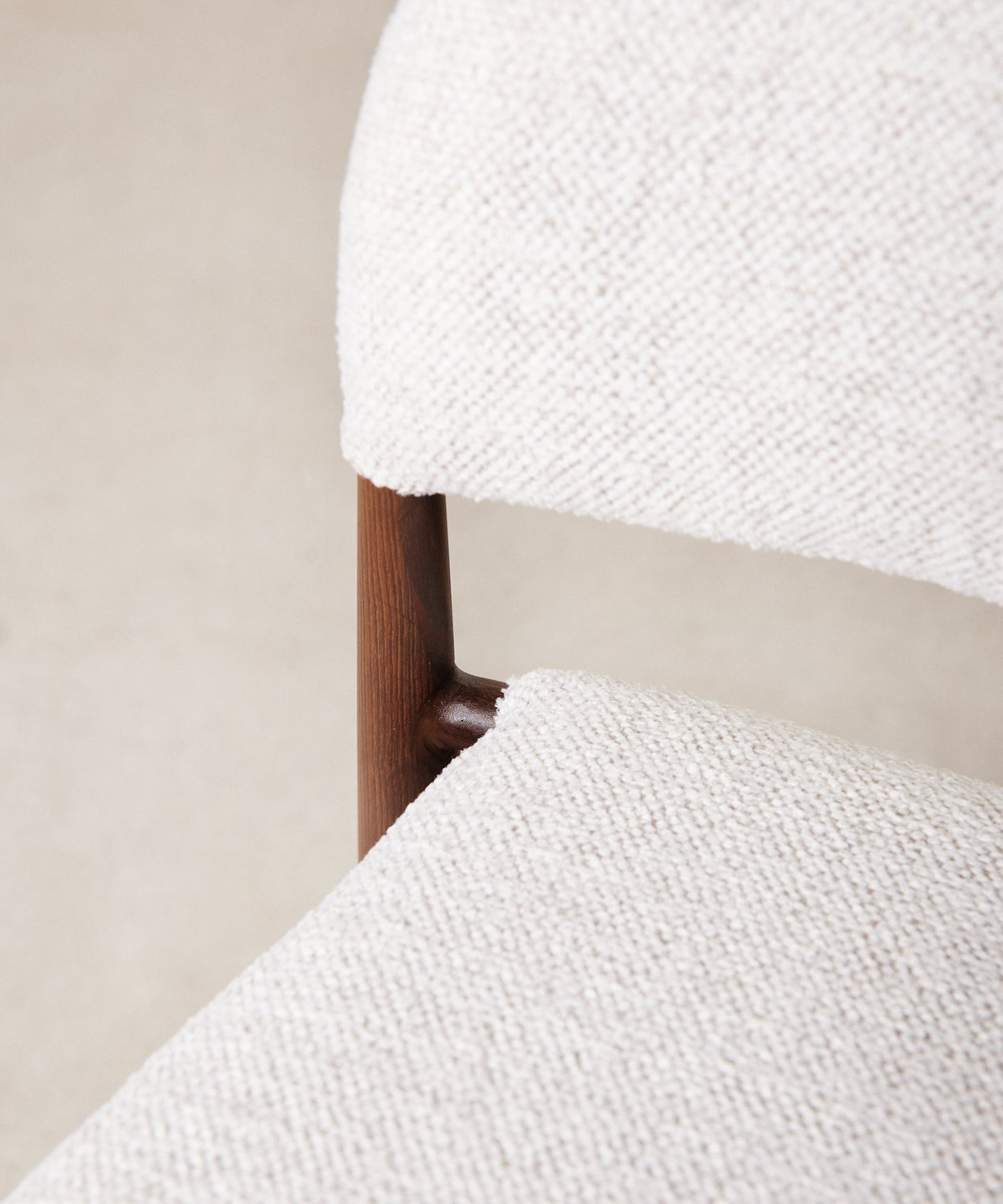 55651919233410 Silla de Comedor en Madera Tapizada Dafne Sillas tapizadas Northdeco