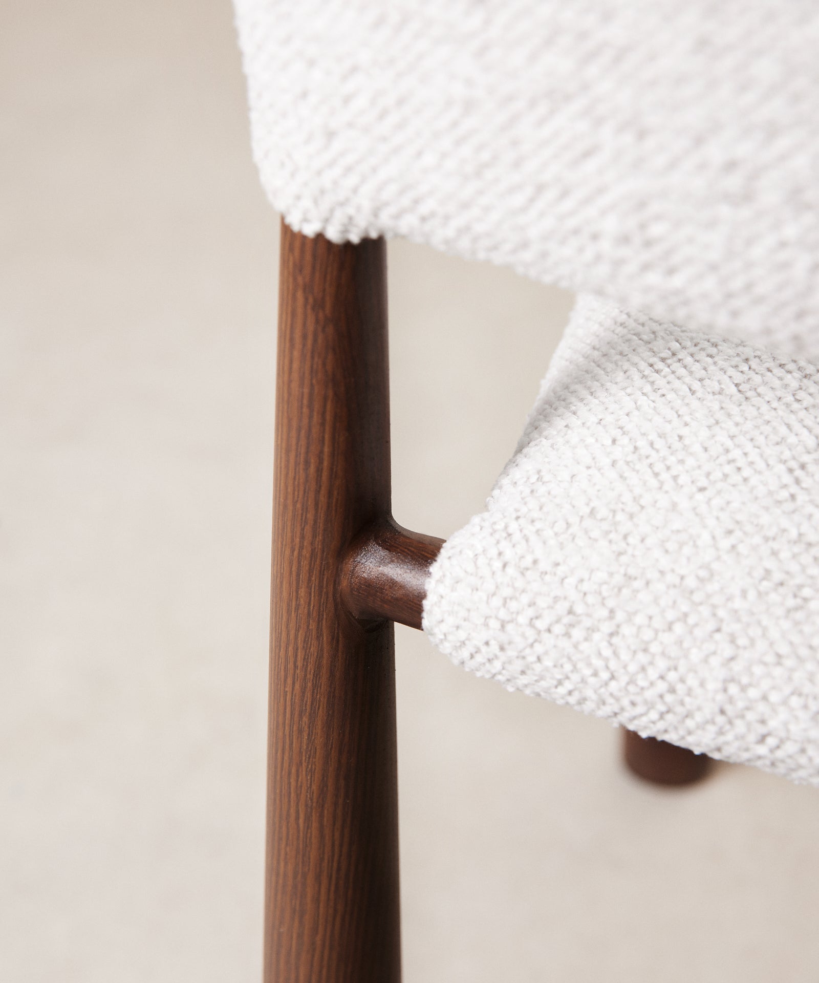 55651919233410 Silla de Comedor en Madera Tapizada Dafne Sillas tapizadas Northdeco