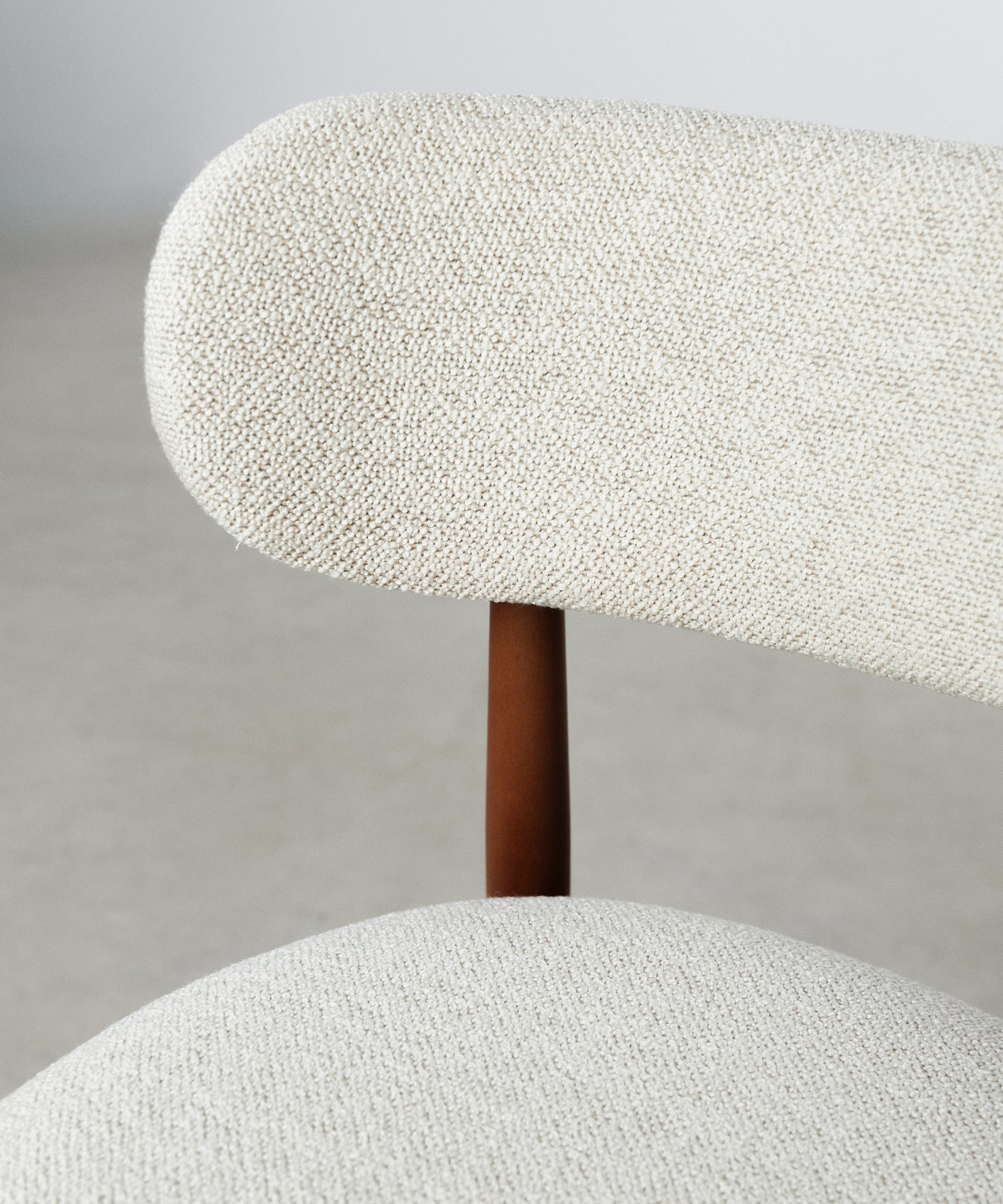 55966934237570 Silla de Comedor en Madera y Tapizada Dean Sillas Nórdicas Northdeco