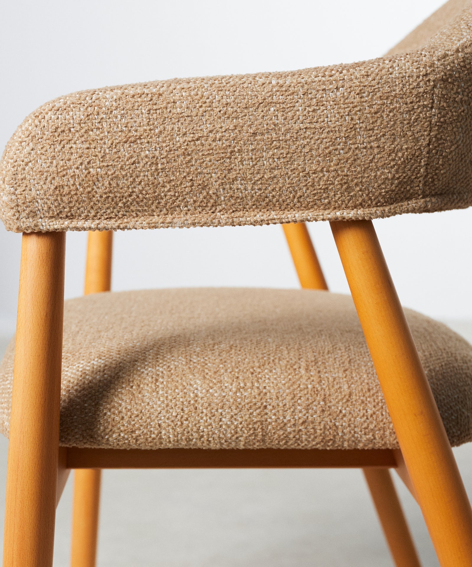 56017383555458 Silla de Comedor en Metal Tapizada Tesa Sillas Nórdicas Northdeco