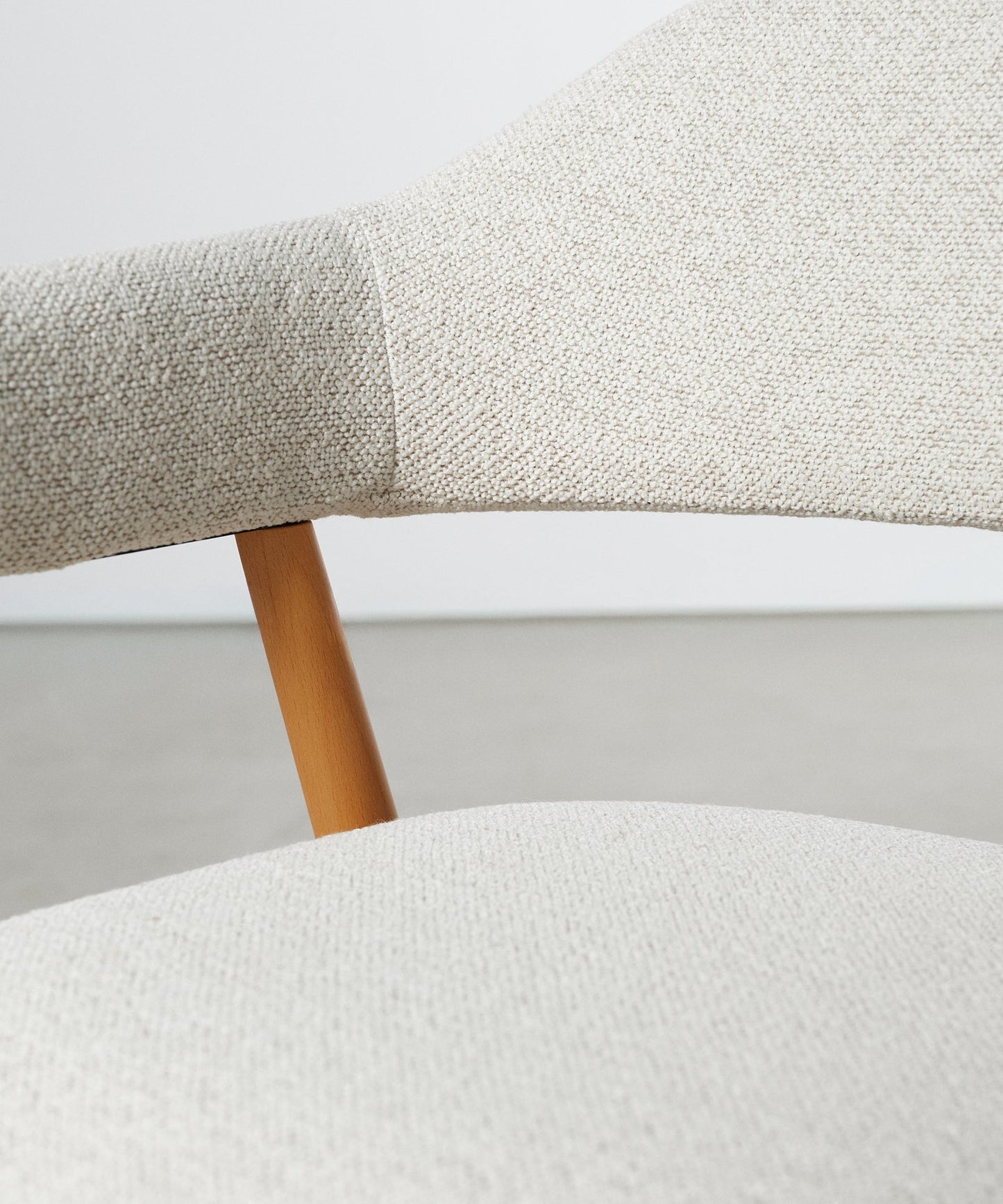 56017367957890 Silla de Comedor en Metal Tapizada Tesa Sillas Nórdicas Northdeco