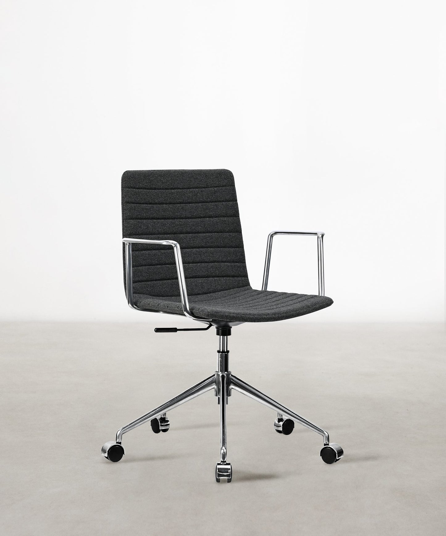 55919763325314 Silla de Escritorio Tapizada y Ajustable Jamie - Black Edition Sillas de Oficina Northdeco Gris Grafito