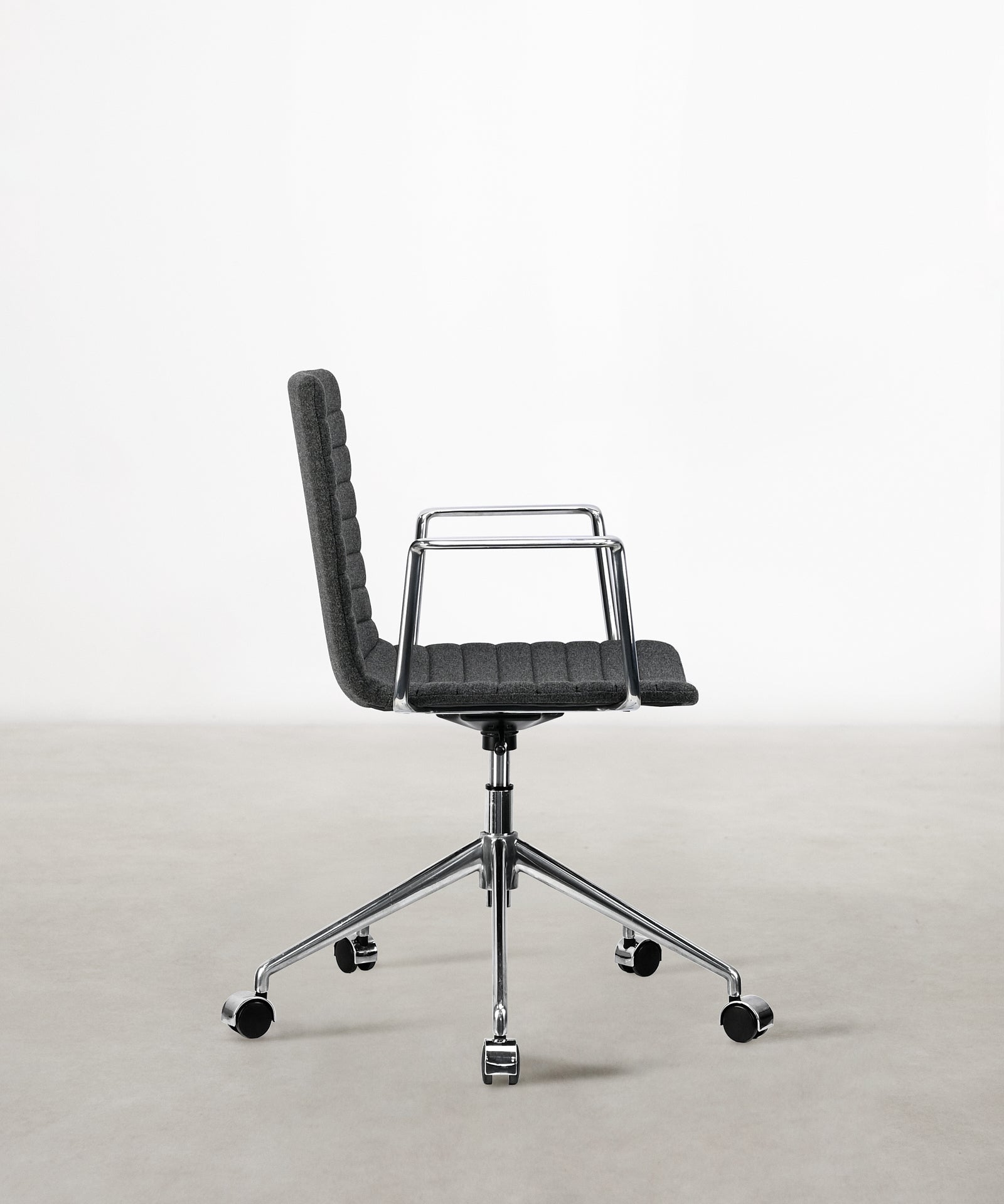 55919763325314 Silla de Escritorio Tapizada y Ajustable Jamie - Black Edition Sillas de Oficina Northdeco