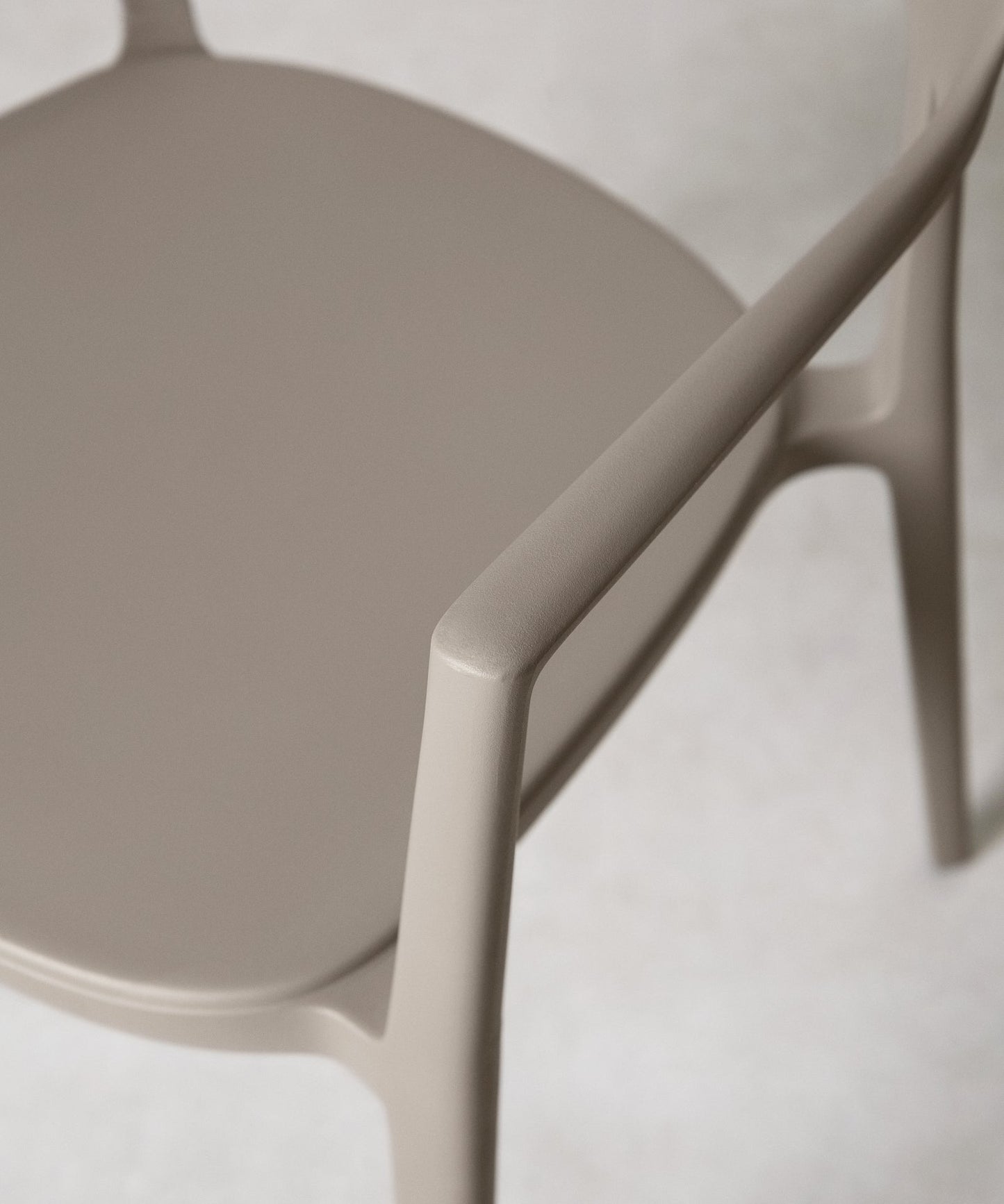 56456419803522 Silla de Polipropileno con Reposabrazos Naomi Sillas de Plástico Northdeco