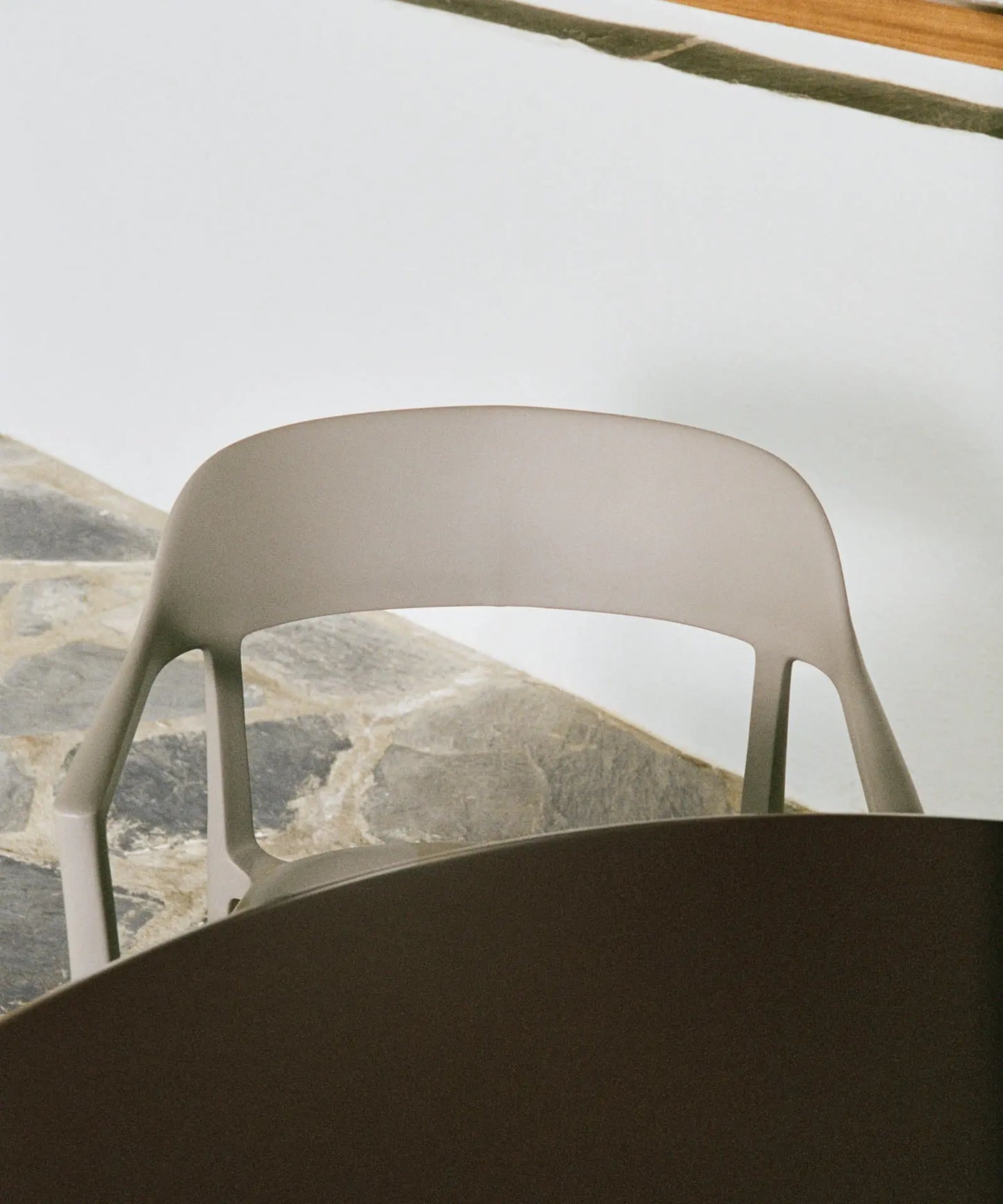 56456419803522 Silla de Polipropileno con Reposabrazos Naomi Sillas de Plástico Northdeco