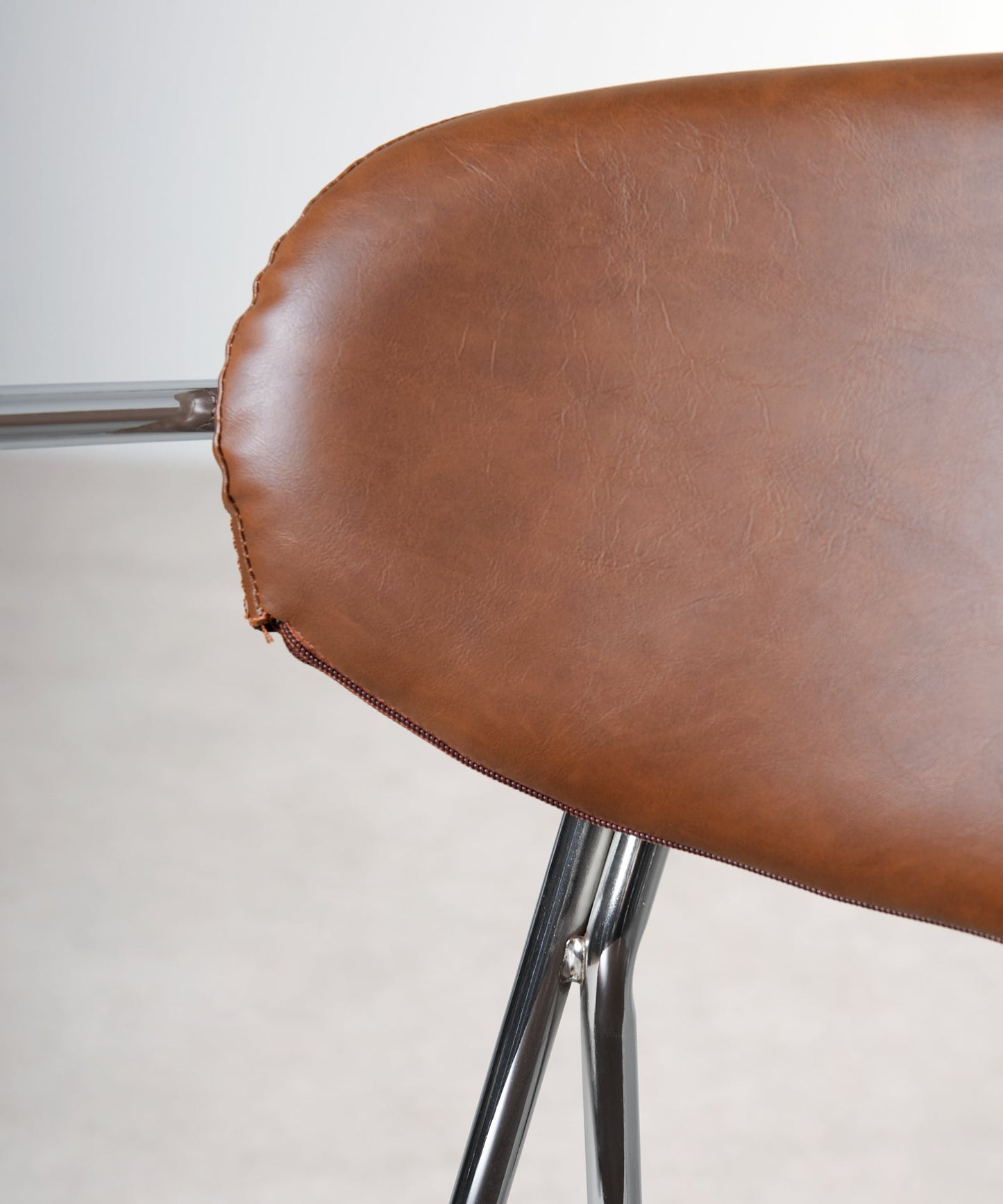 56625833574786 Silla de Comedor de Polipiel y Metal con Reposabrazos Moritz PU Sillas tapizadas Northdeco
