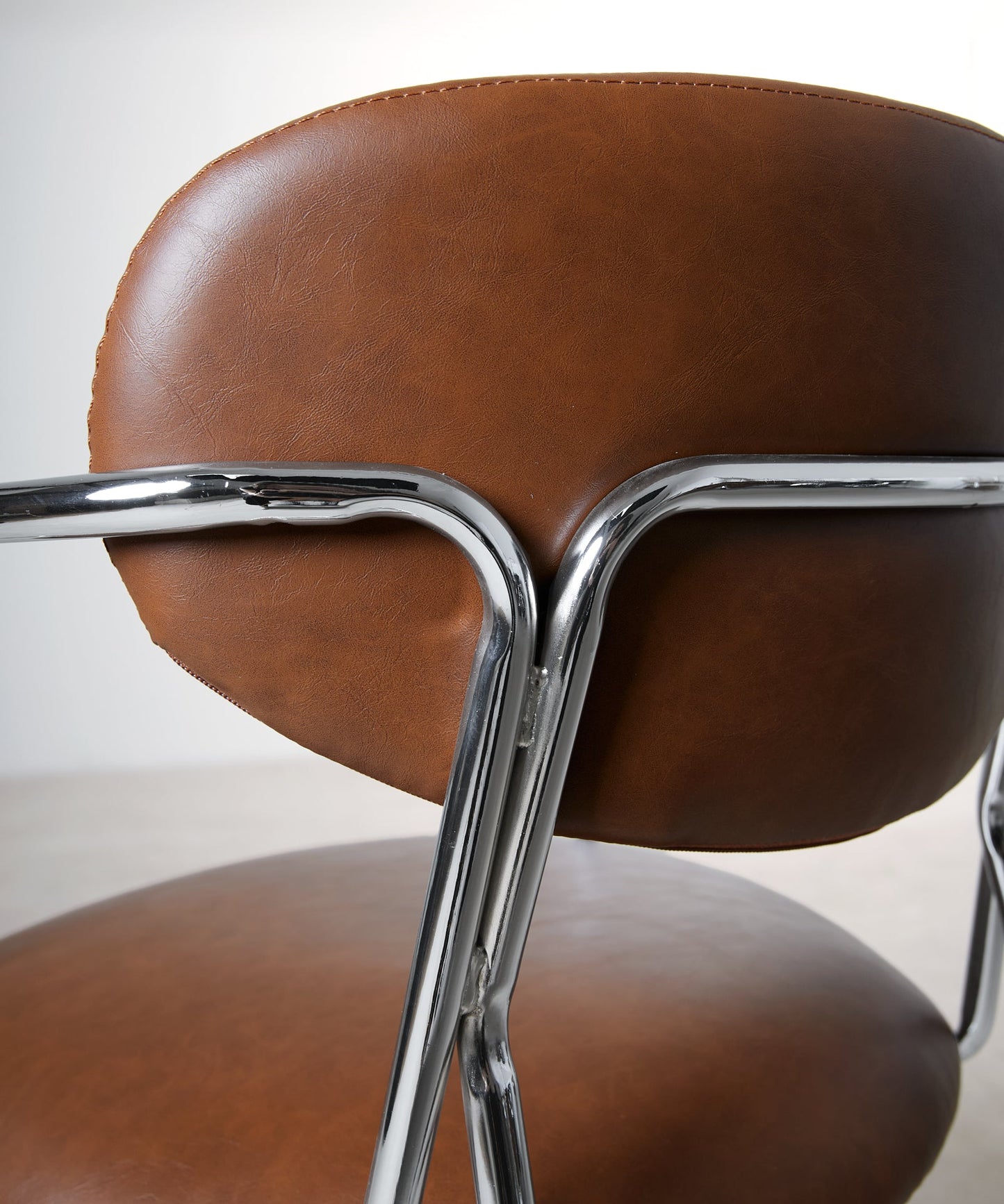 56625833574786 Silla de Comedor de Polipiel y Metal con Reposabrazos Moritz PU Sillas tapizadas Northdeco