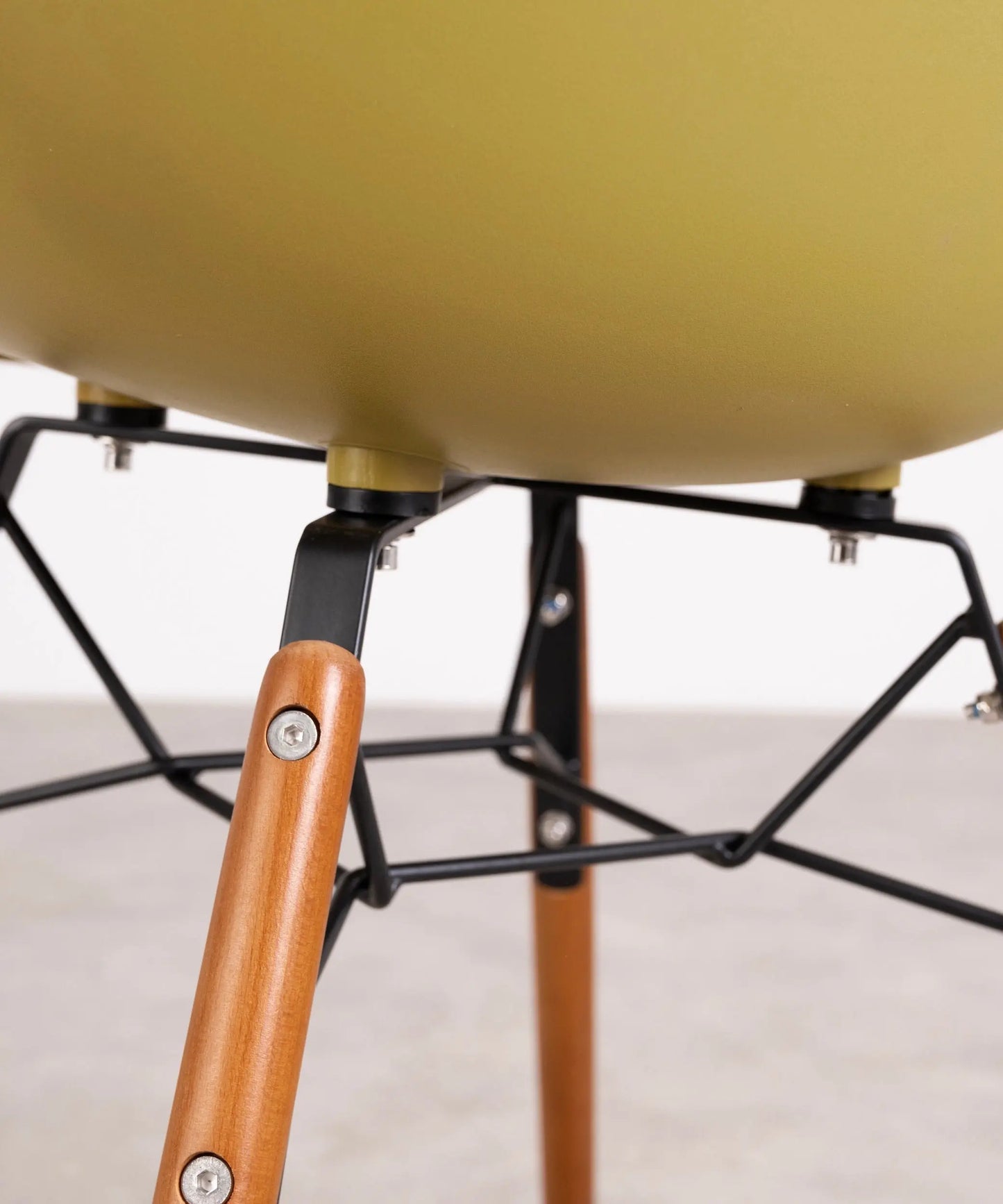 42033017192627 Silla de Polipropileno y Madera Elon Sillas de Plástico Northdeco