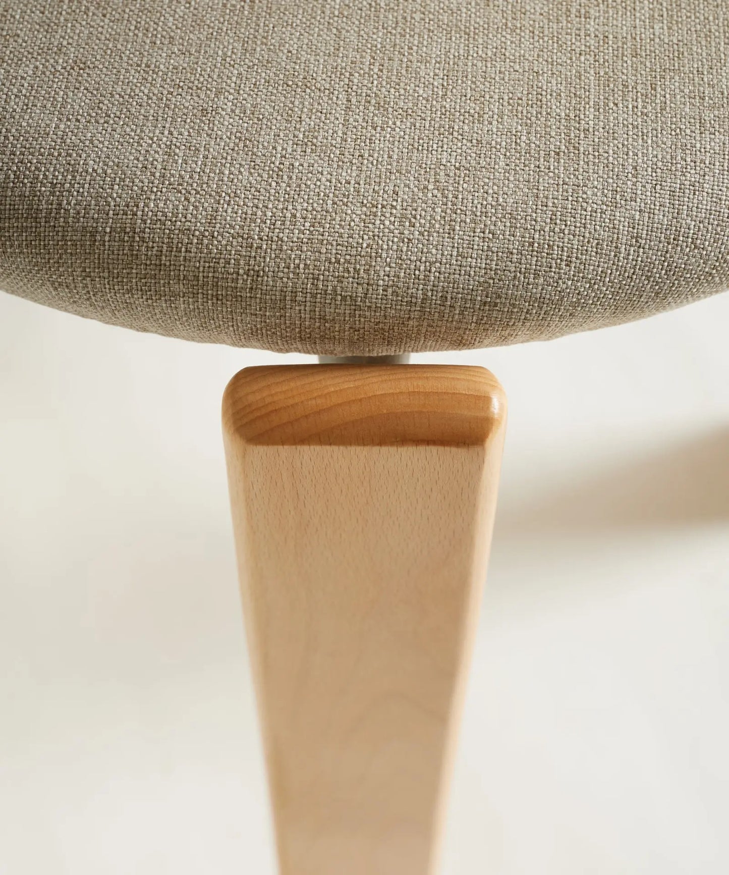 56687044952450 Silla de Comedor en Madera Tapizada Grim Sillas de Madera Northdeco