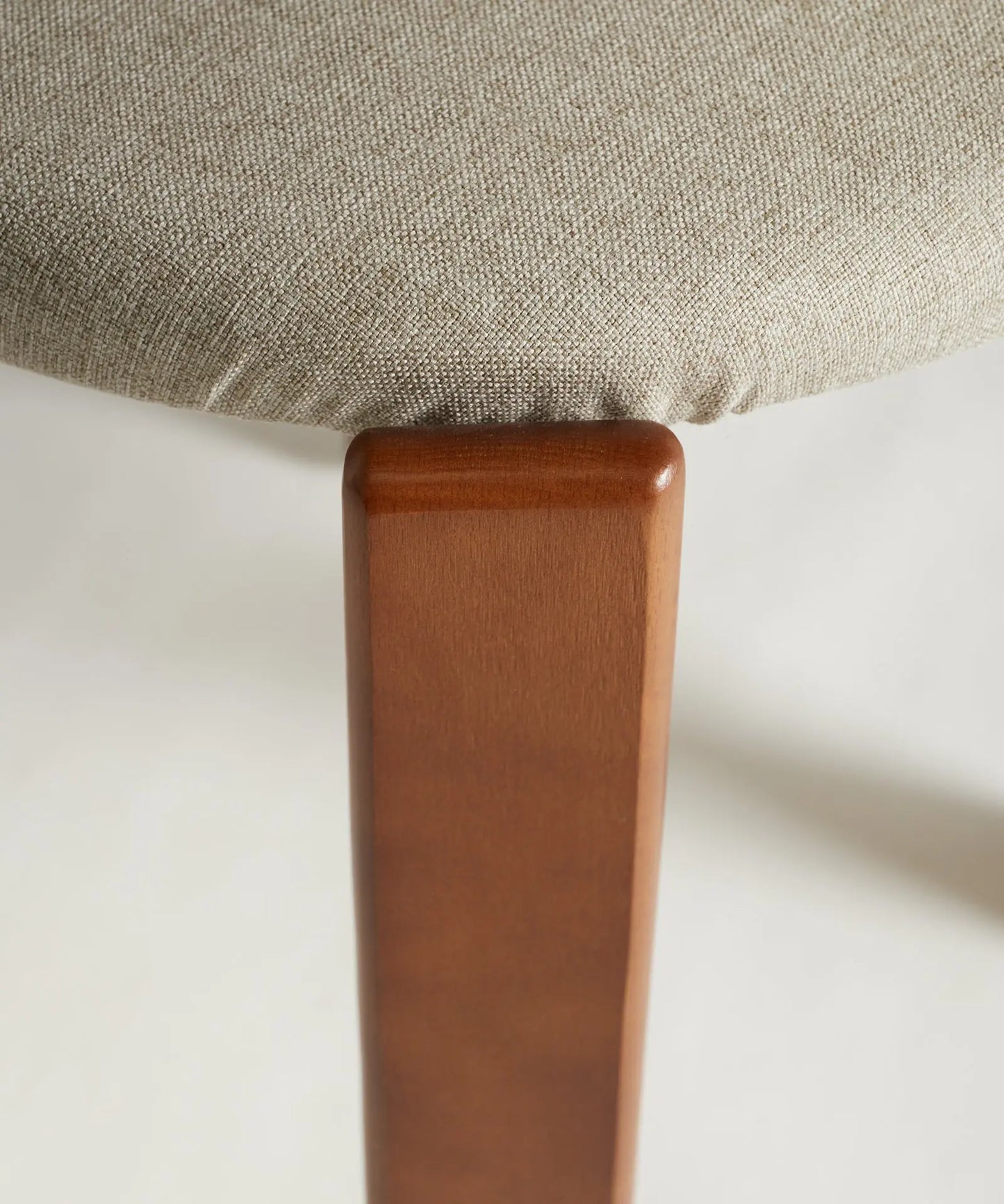 56687044985218 Silla de Comedor en Madera Tapizada Grim Sillas de Madera Northdeco