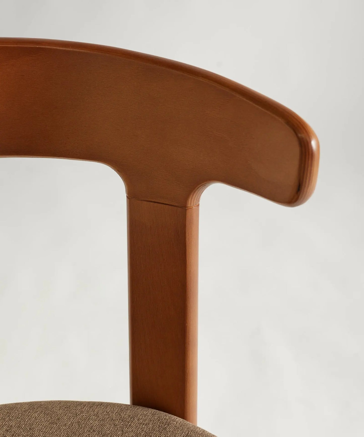 56687045017986 Silla de Comedor en Madera Tapizada Grim Sillas de Madera Northdeco