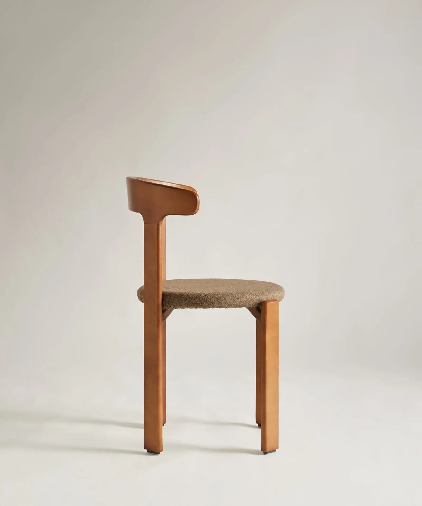 56687045017986 Silla de Comedor en Madera Tapizada Grim Sillas de Madera Northdeco